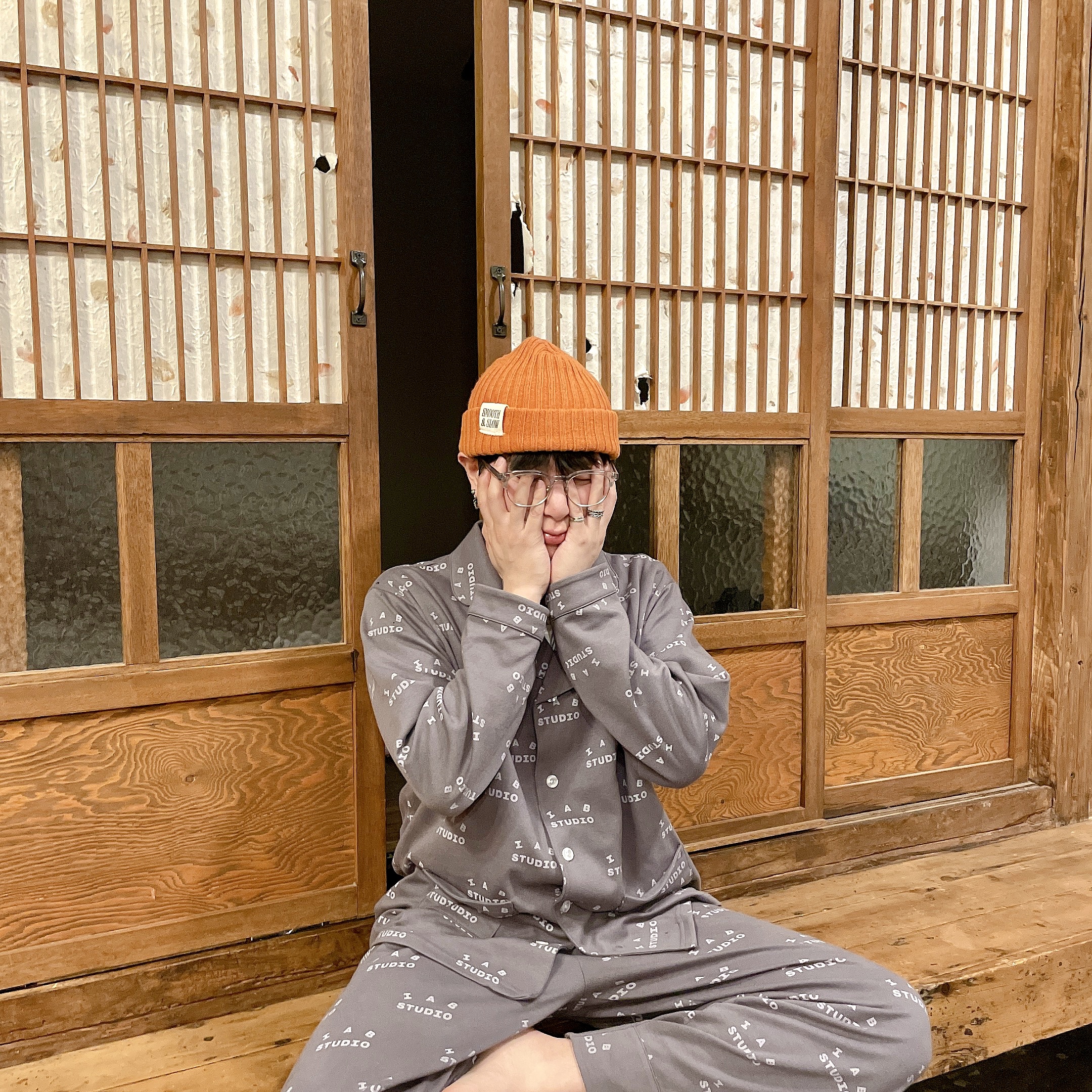 IAB Studio At Home Pajama Set Charcoal 착용 스타일
