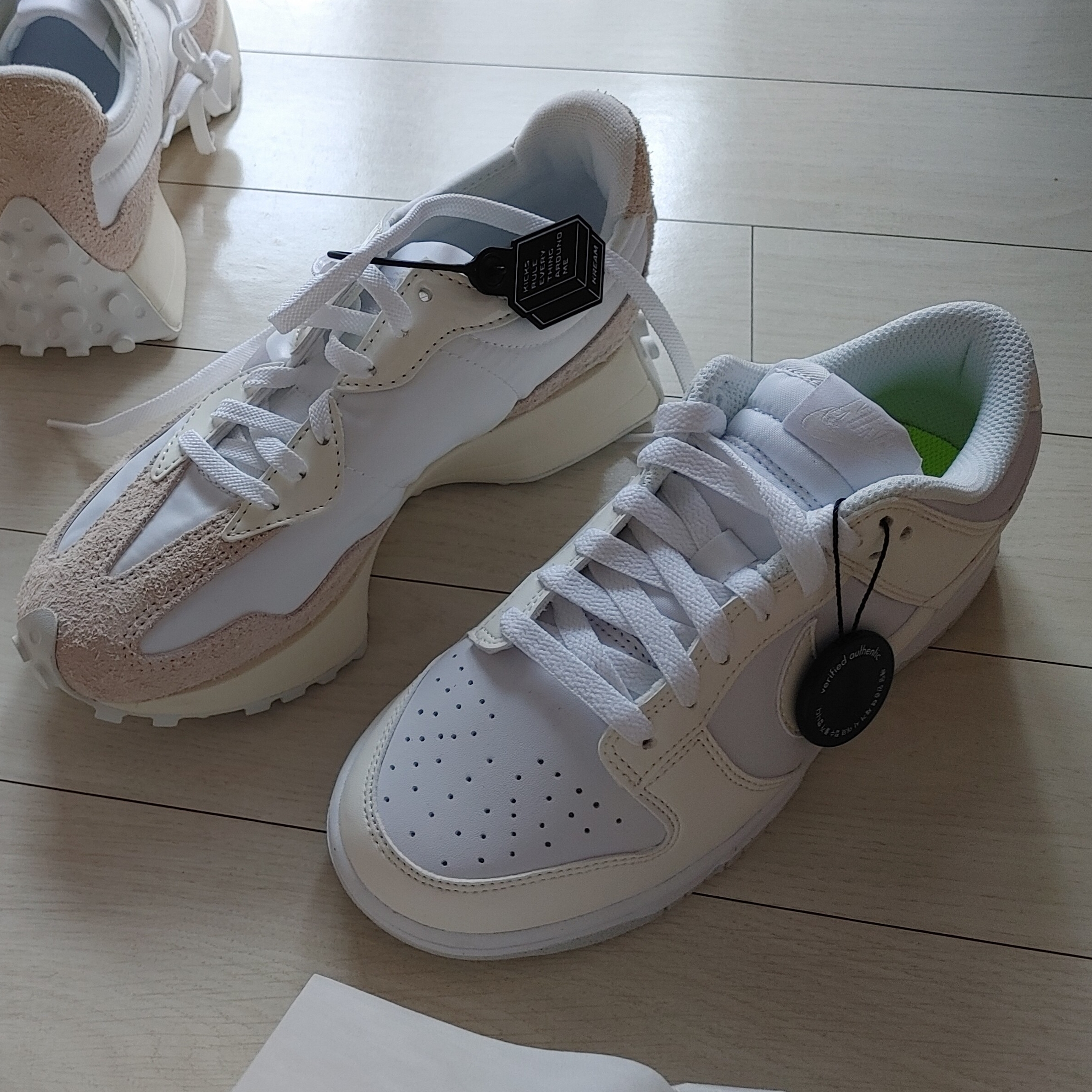 (W) Nike Dunk Low Next Nature Sail, (W) New Balance 327 White Moonbeam 착용 스타일