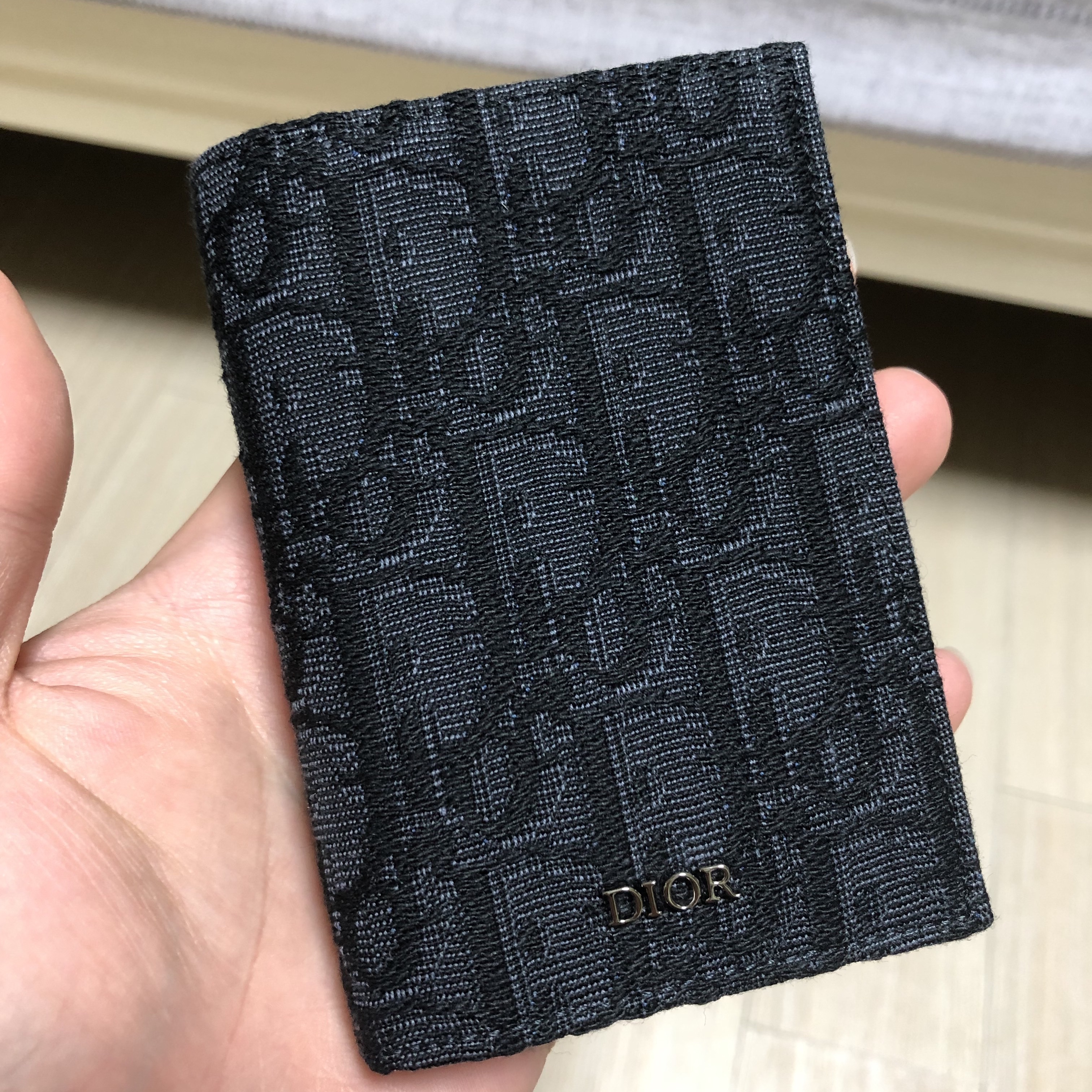 Dior Bi-Fold Card Holder Black Dior Oblique Jacquard 착용 스타일 - 2