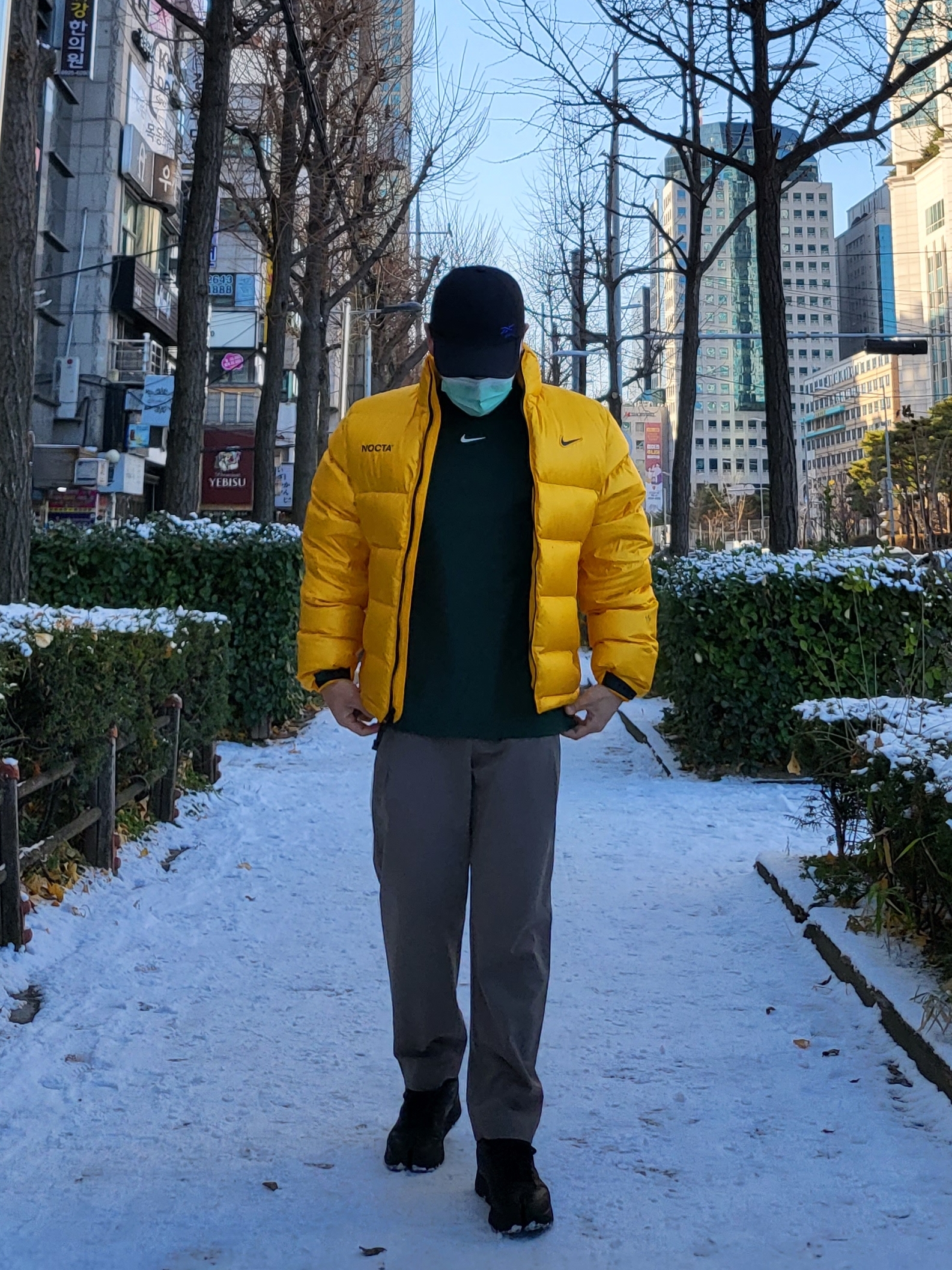 Nike x Drake Nocta Puffer Jacket University Gold - Asia, Nike x Drake Nocta Golf Crewneck Top Green - Asia 착용 스타일 - 1