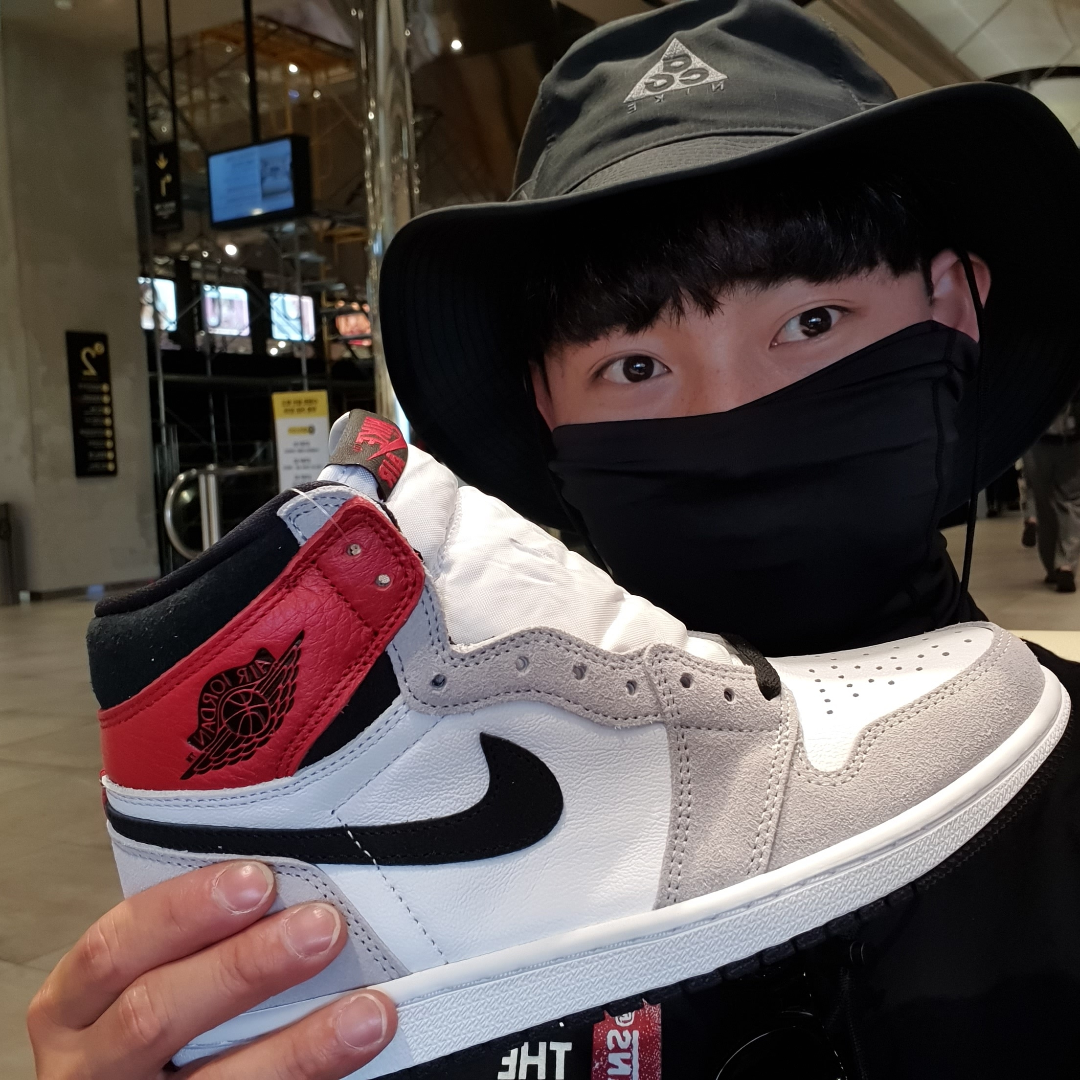 Nike NRG ACG Bucket Black Anthracite, Jordan 1 Retro High OG Light Smoke Grey 착용 스타일