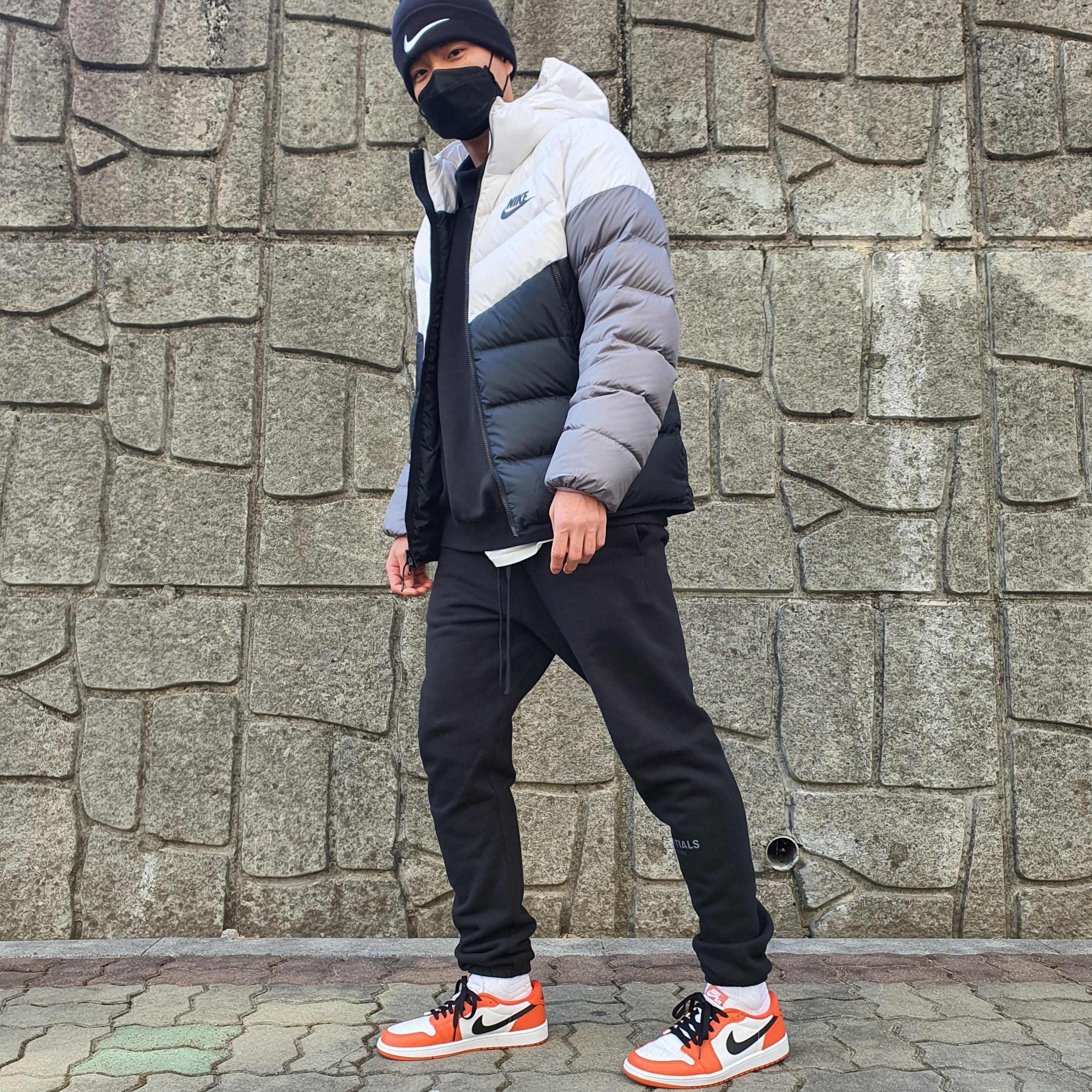 Jordan 1 Low OG Starfish, Essentials The Core Collection Sweatpants Black 착용 스타일
