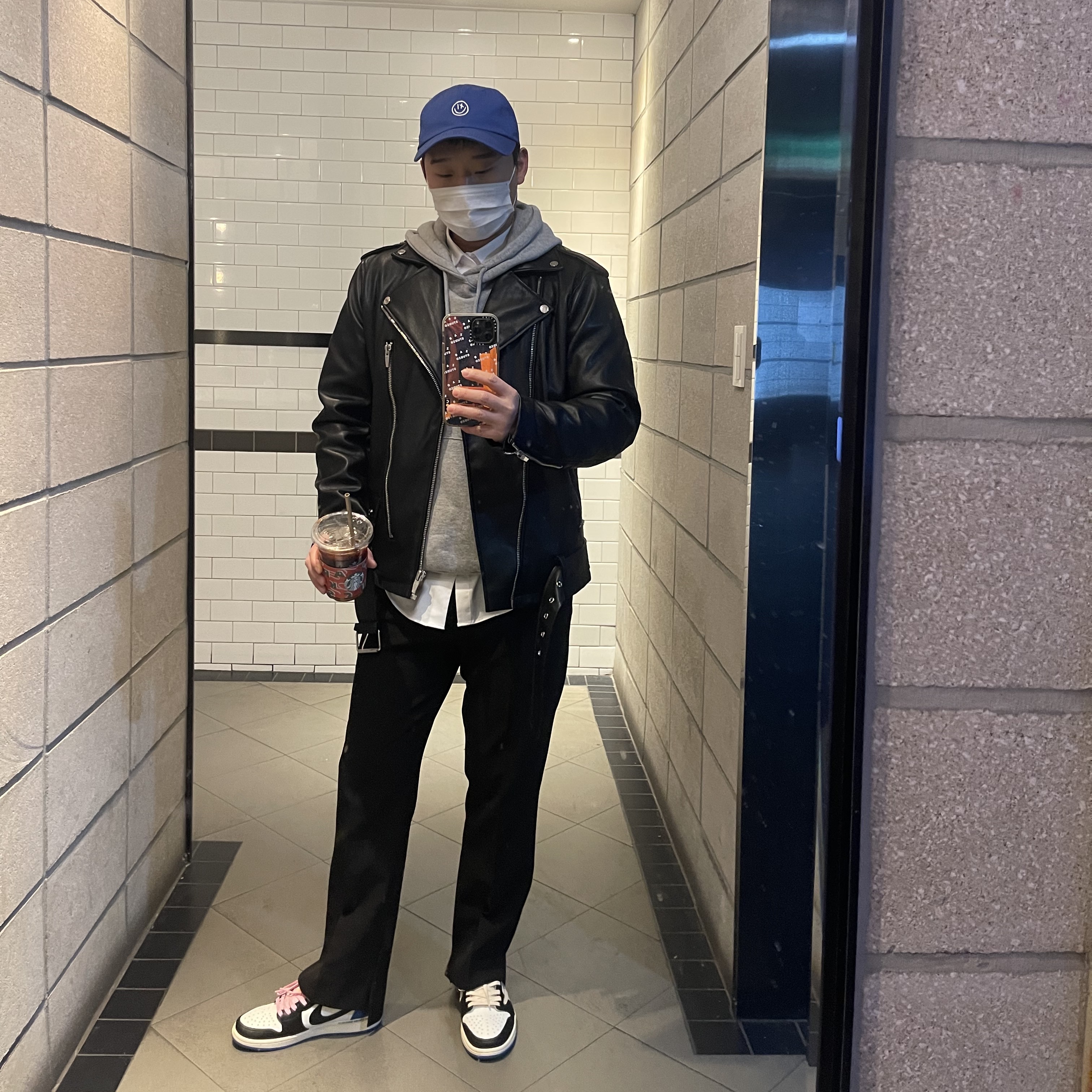 Jordan 1 x Travis Scott x Fragment Retro Low OG SP Military Blue, Casetify x IAB Studio iPhone Pattern Logo Case Sheer Iridescent 착용 스타일 - 1