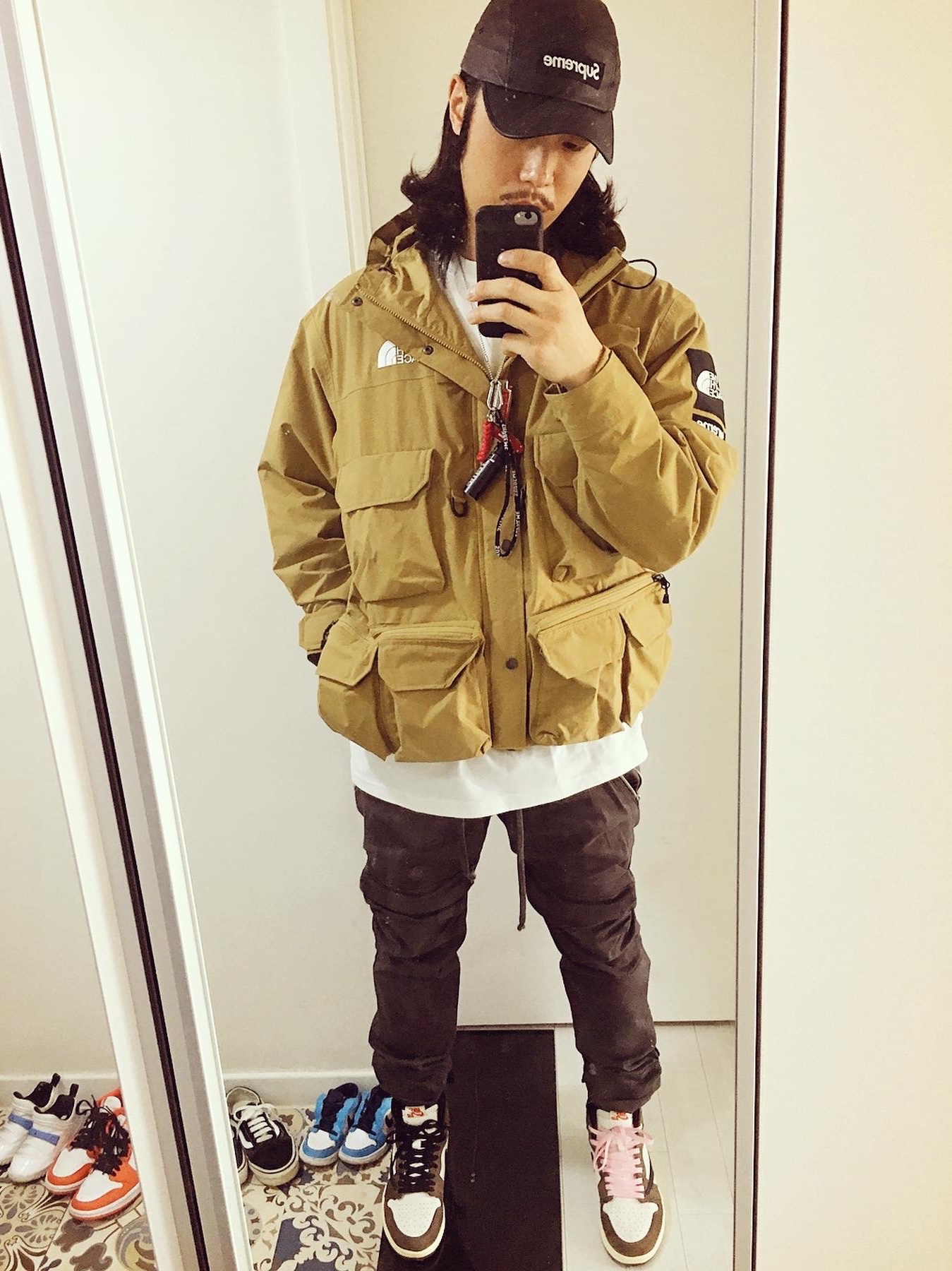Supreme x The North Face Cargo Jacket Gold - 20SS, Jordan 1 x Travis Scott Retro High OG SP Mocha 착용 스타일 - 2