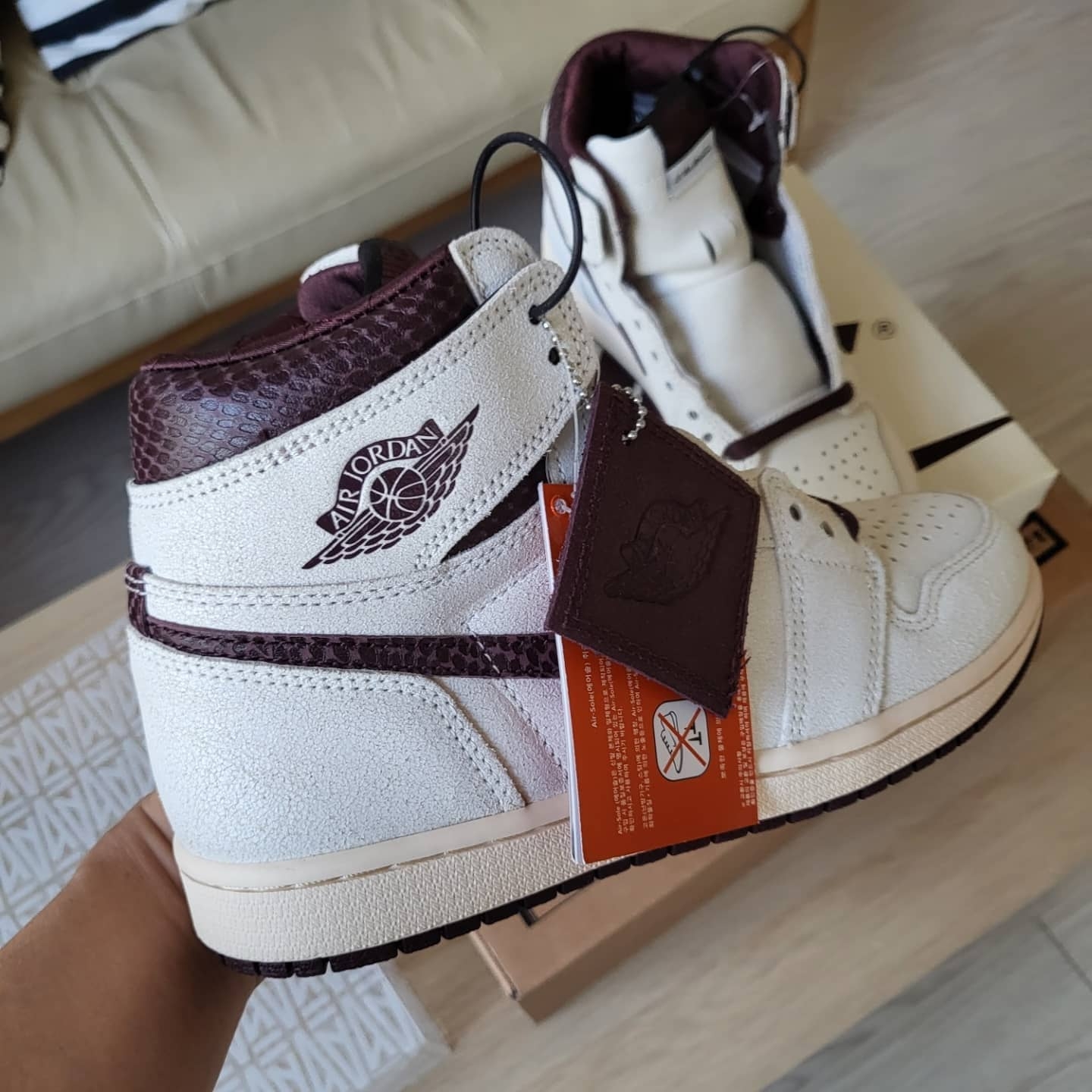 Jordan 1 x A Ma Maniere Retro High OG SP Sail and Burgundy 착용 스타일 - 5