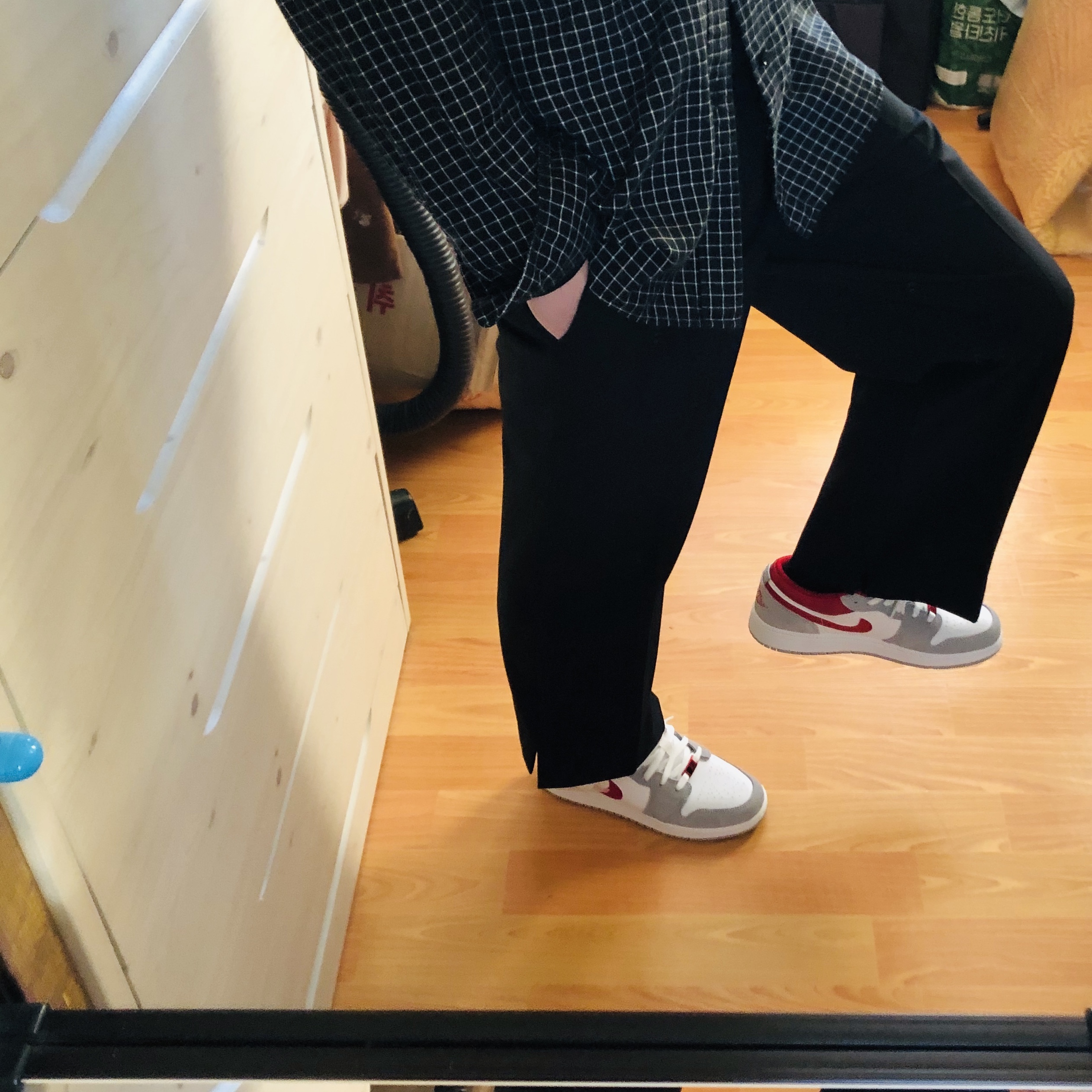 Jordan 1 Low SE Light Smoke Grey Gym Red 착용 스타일 - 2