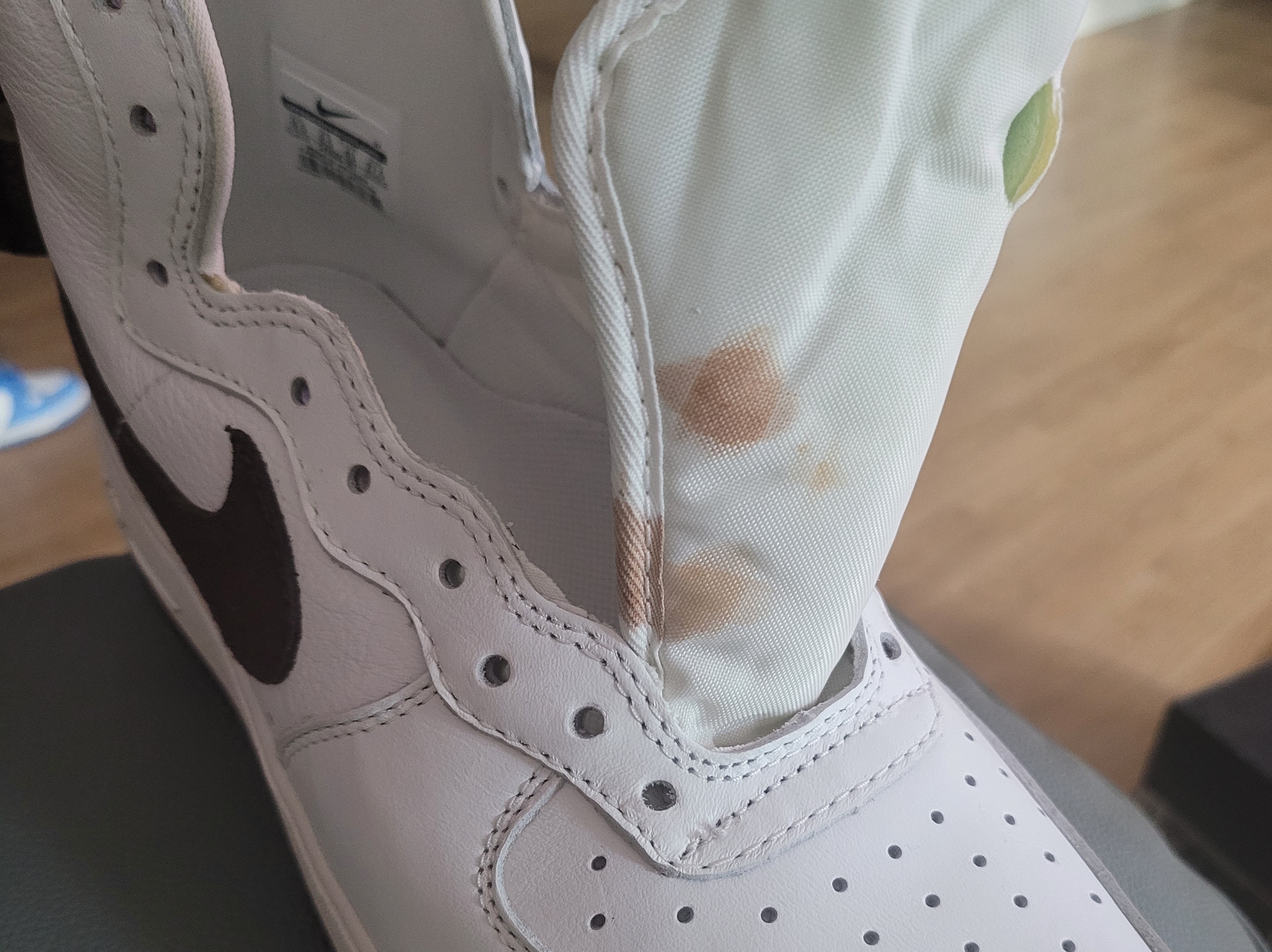 Nike Air Force 1 High Retro QS Summit White Chocolate 착용 스타일 - 3