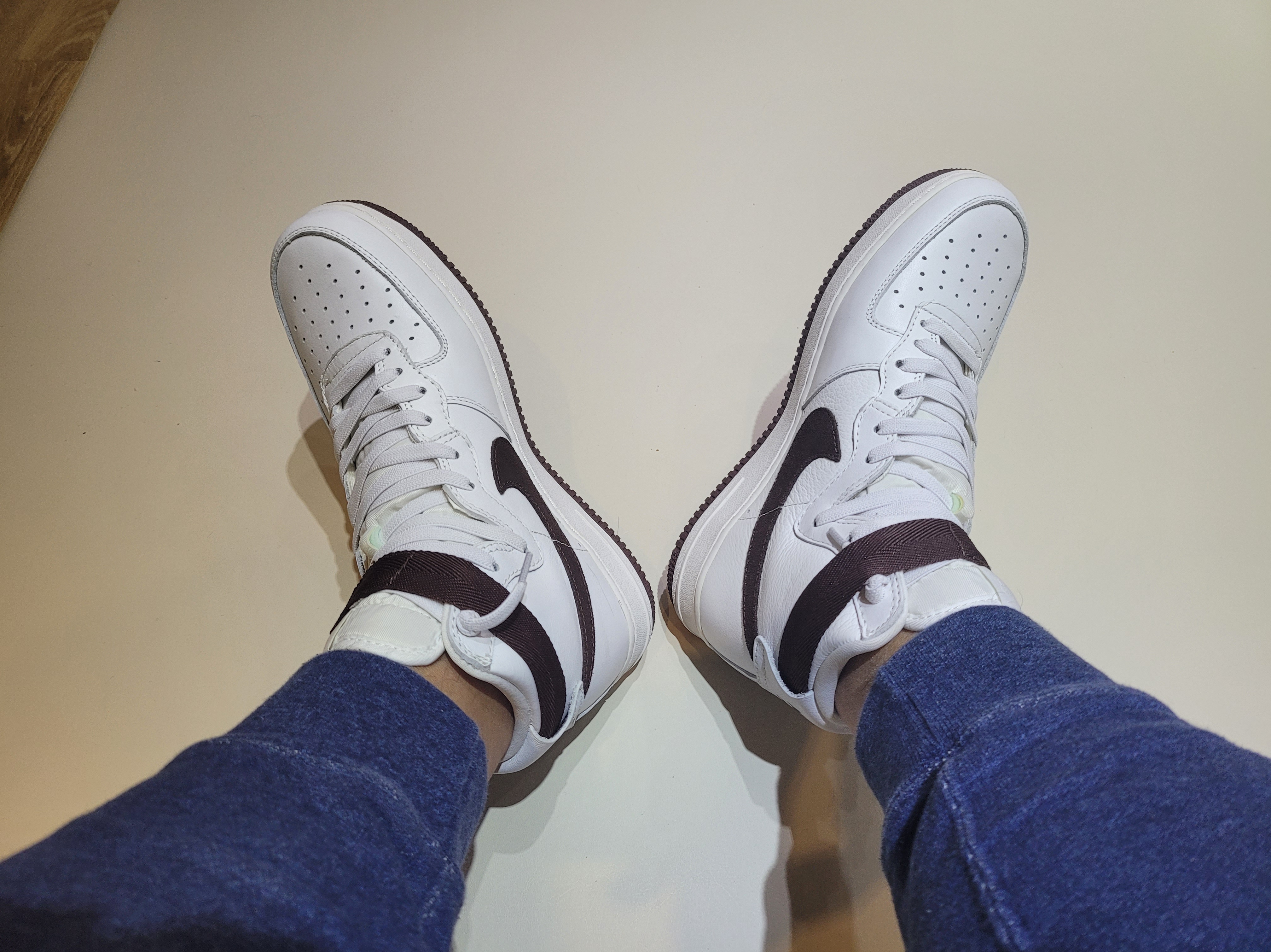 Nike Air Force 1 High Retro QS Summit White Chocolate 착용 스타일 - 4