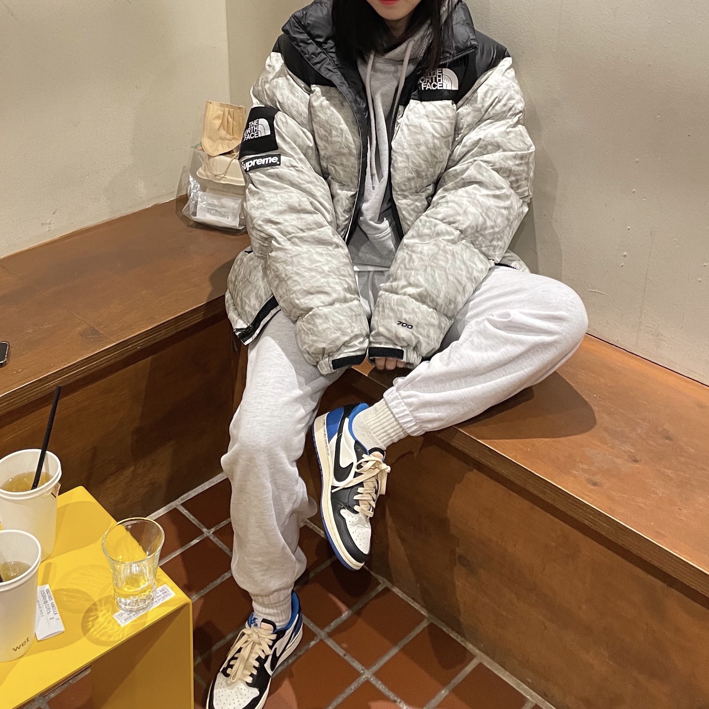 Supreme x The North Face Paper Print Nuptse Jacket - 19FW, Jordan 1 x Travis Scott x Fragment Retro Low OG SP Military Blue 착용 스타일 - 3