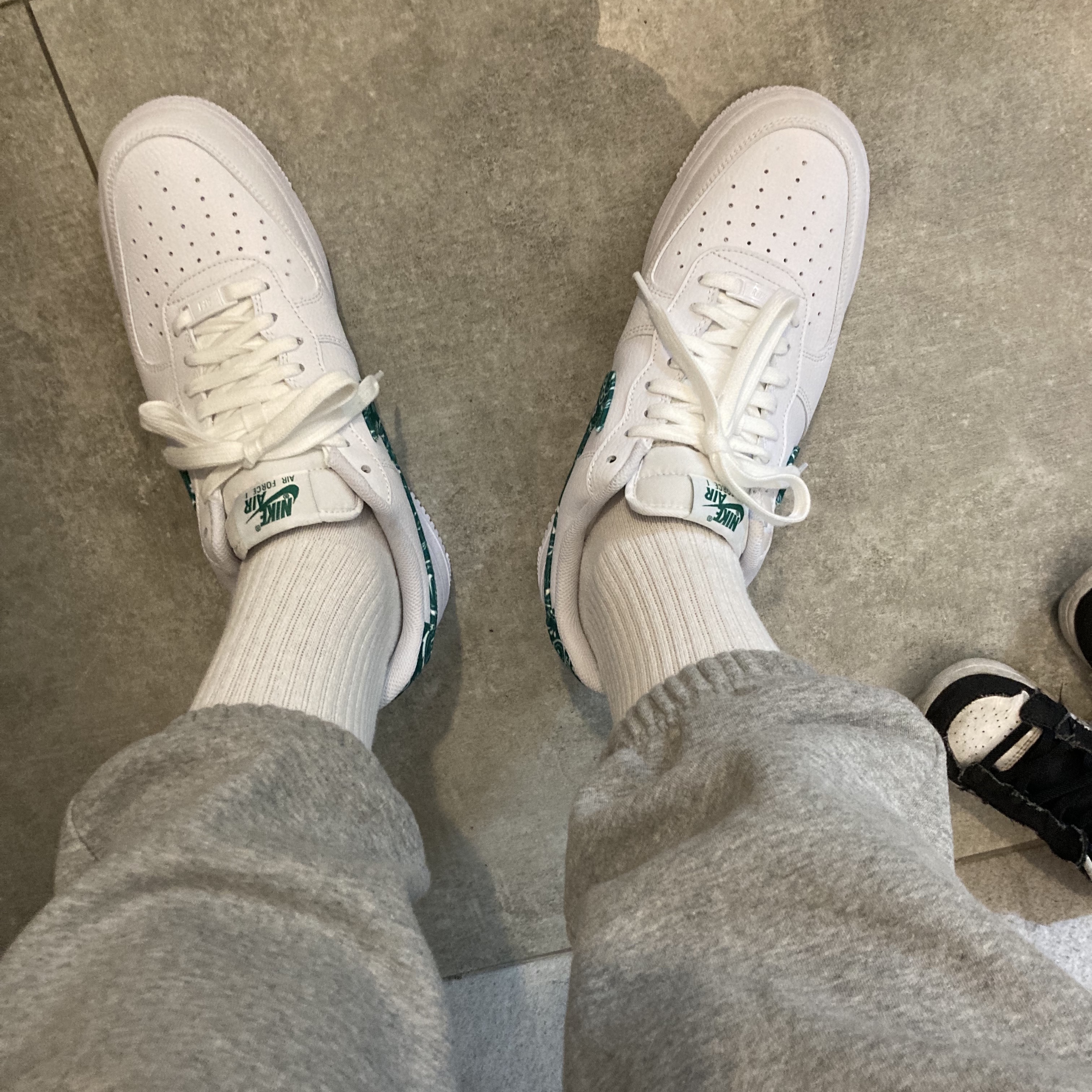 (W) Nike Air Force 1 '07 Essential Paisley Swoosh White Malachite 착용 스타일 - 2