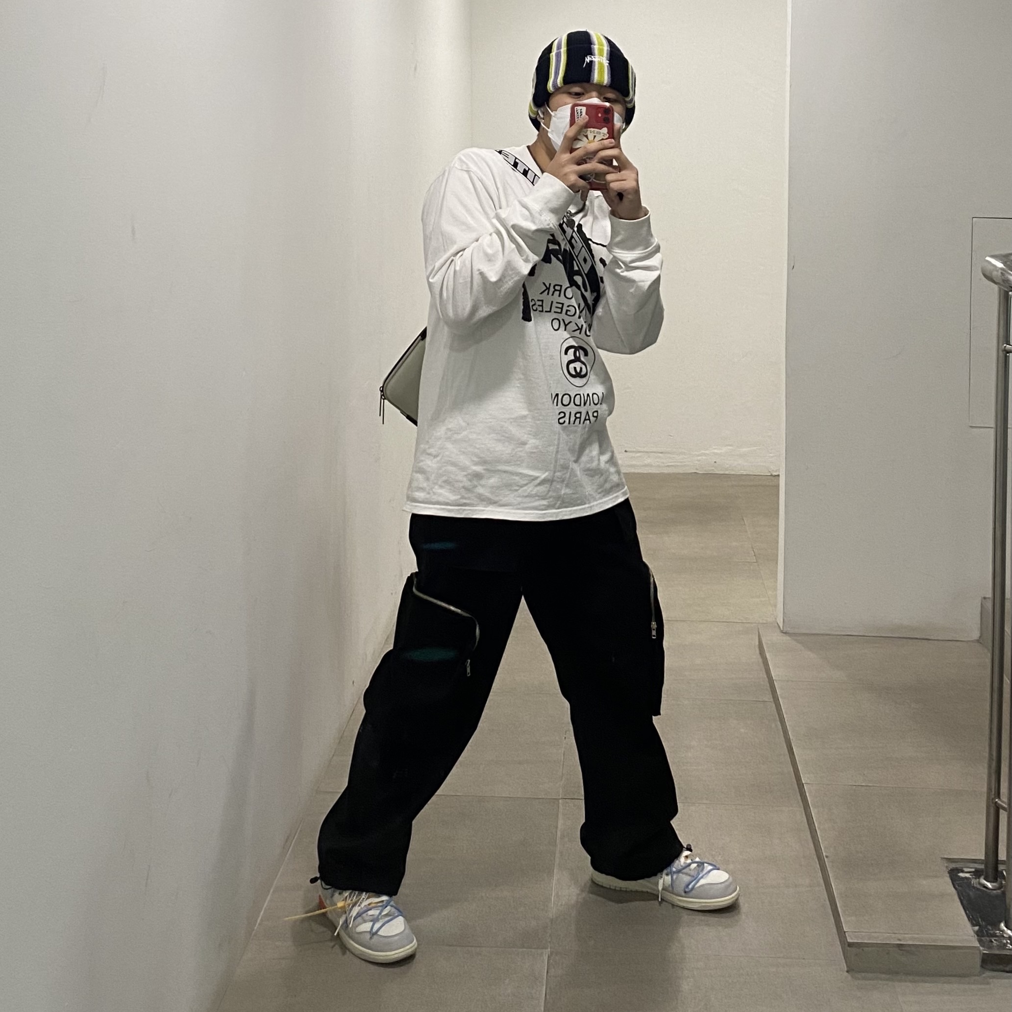 Stussy World Tour LS T-Shirt White, Nike x Off-White Dunk Low The 50 - Lot 46 착용 스타일