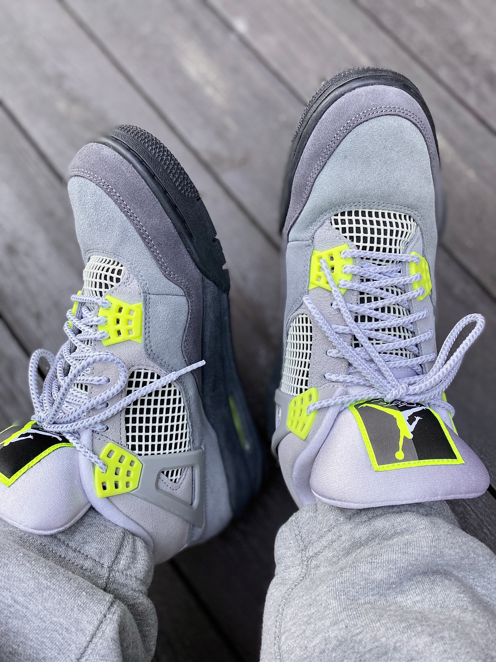 Jordan 4 Retro SE Neon 95 착용 스타일