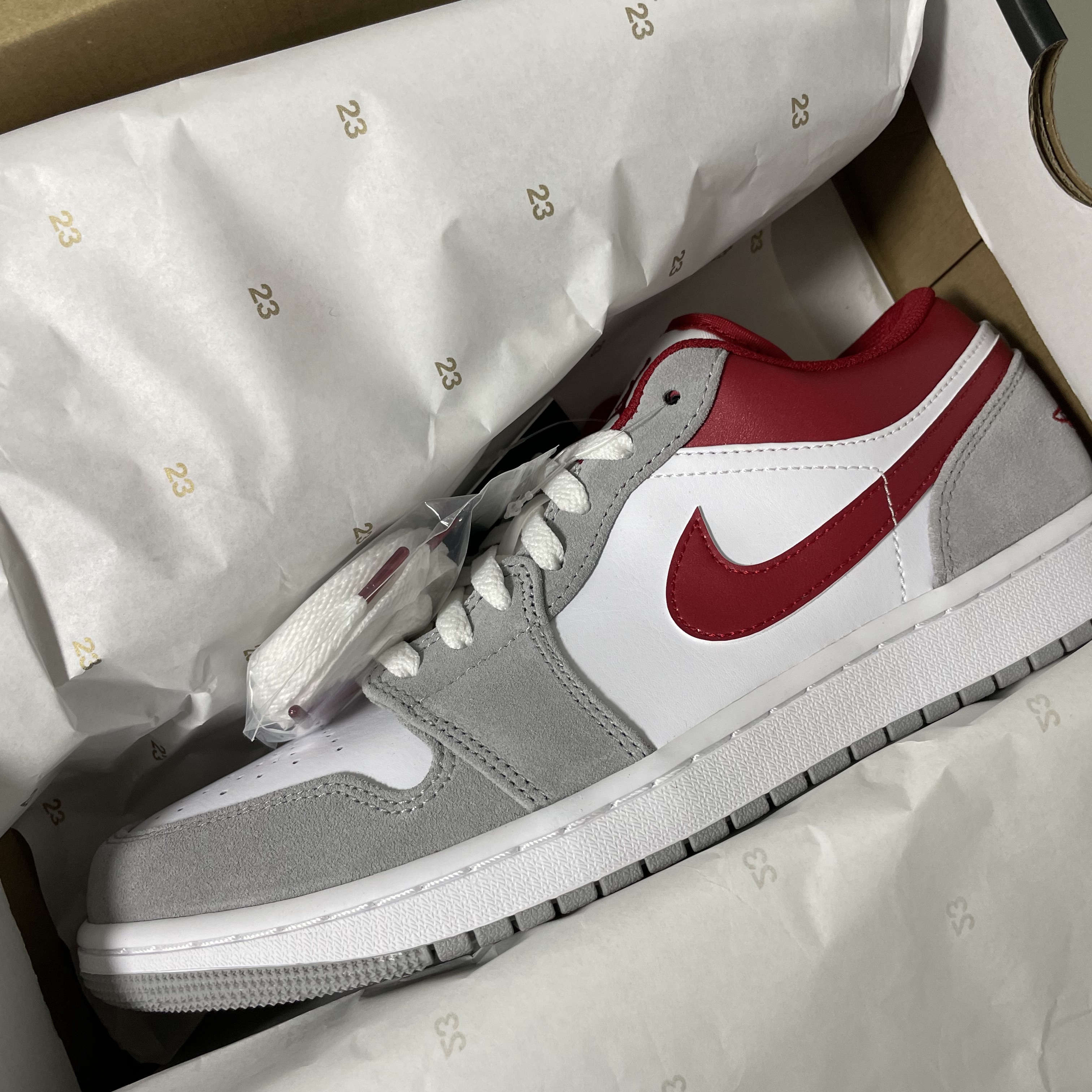 Jordan 1 Low SE Light Smoke Grey Gym Red 착용 스타일