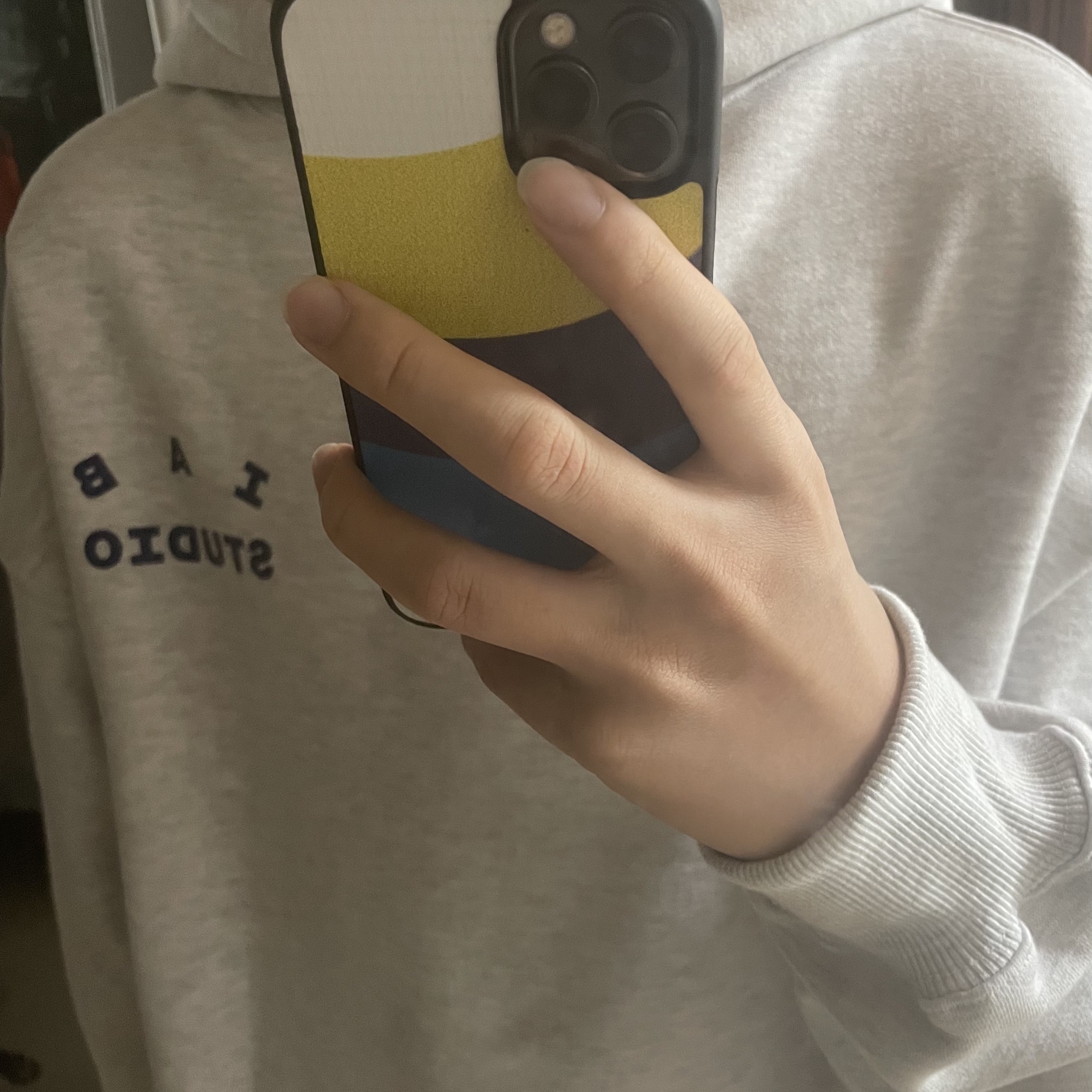 IAB Studio Hoodie Light Gray 착용 스타일