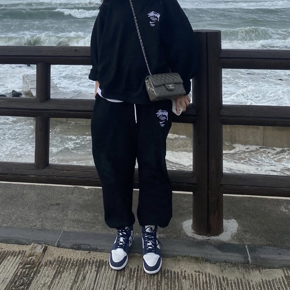 Jordan 1 Retro High OG CO.JP Midnight Navy, Nike x Stussy NRG ZR Fleece Crewneck Black - Asia 착용 스타일 - 1