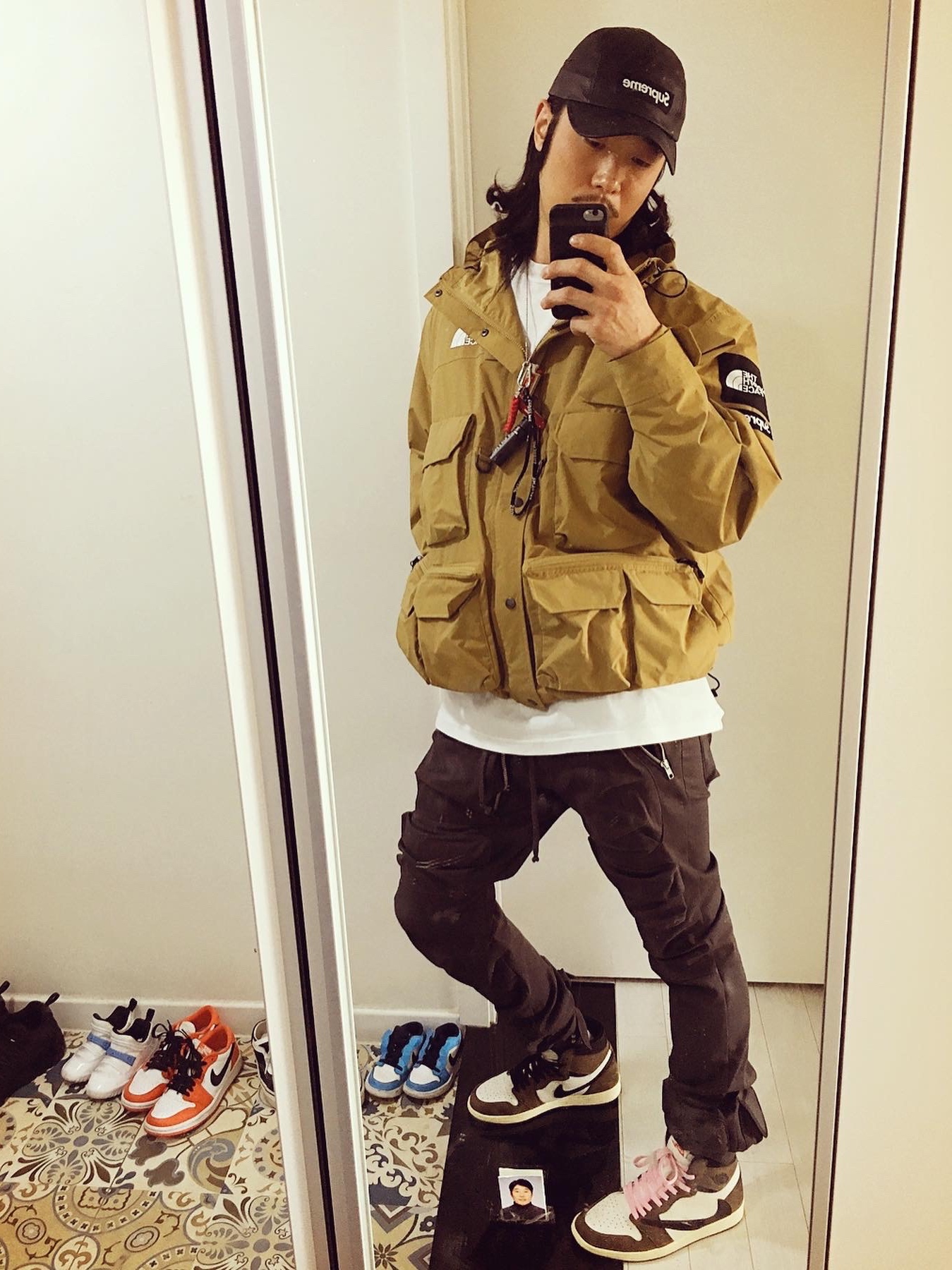 Supreme x The North Face Cargo Jacket Gold - 20SS, Jordan 1 x Travis Scott Retro High OG SP Mocha 착용 스타일 - 1