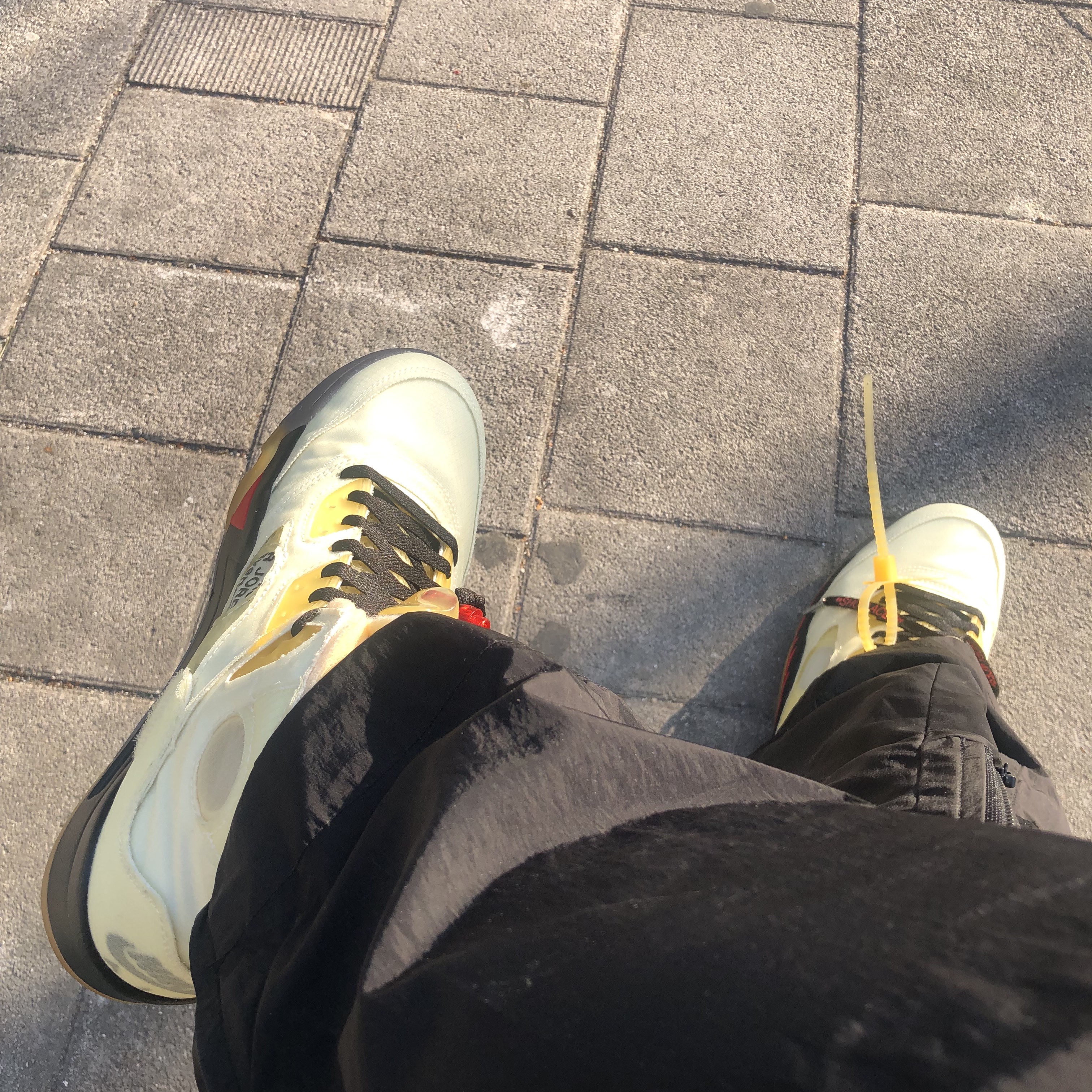 Jordan 5 x Off-White Retro SP Sail Fire Red 착용 스타일 - 1