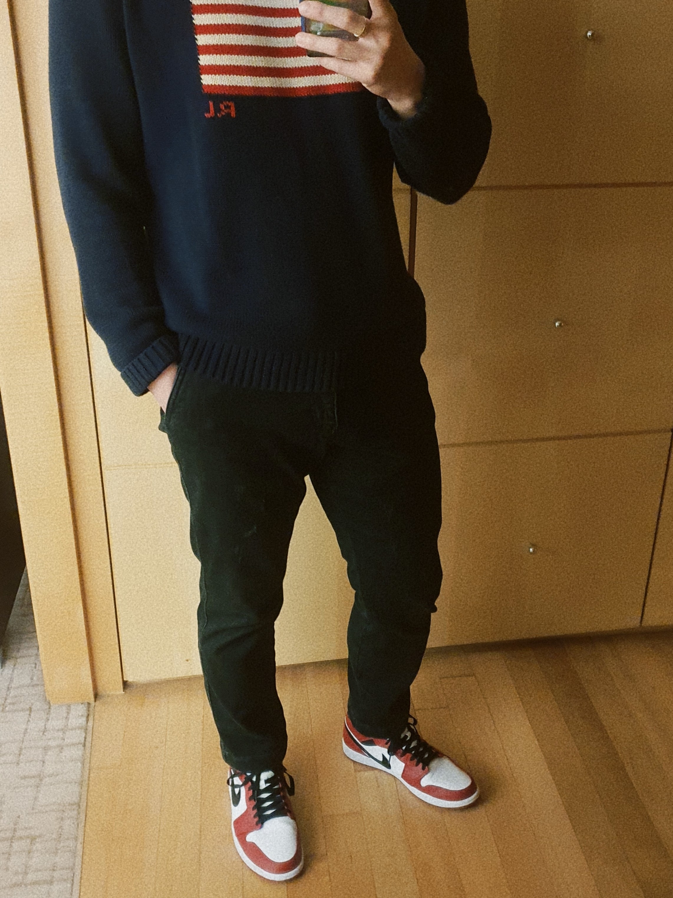 Jordan 1 Mid Chicago 2020, Prada Re-Nylon and Saffiano Leather Backpack Black 착용 스타일 - 2