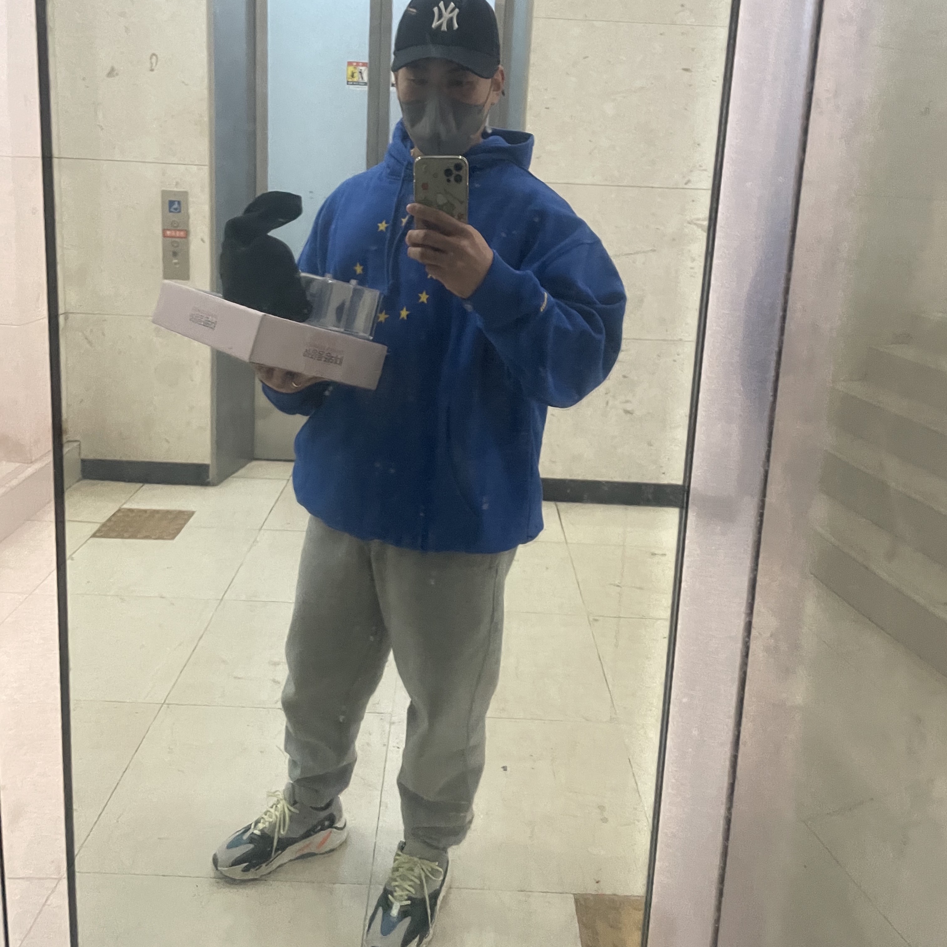 Adidas Yeezy Boost 700 Wave Runner Solid Grey 2017/2019, Nike NRG Solo Swoosh Fleece Pants Dark Grey Heather - Asia 착용 스타일