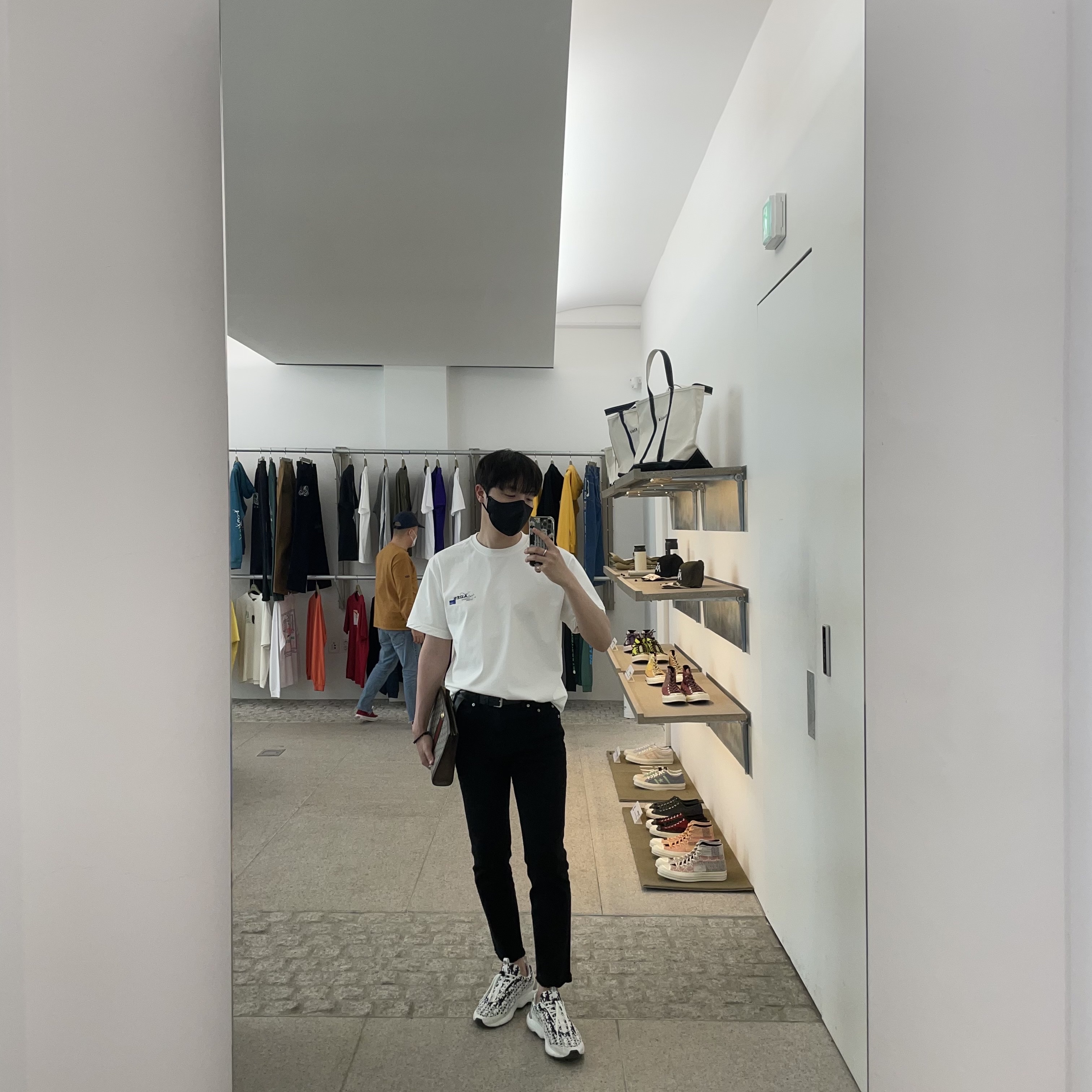 Dior B24 Oblique Cannage Motif White 착용 스타일 - 2