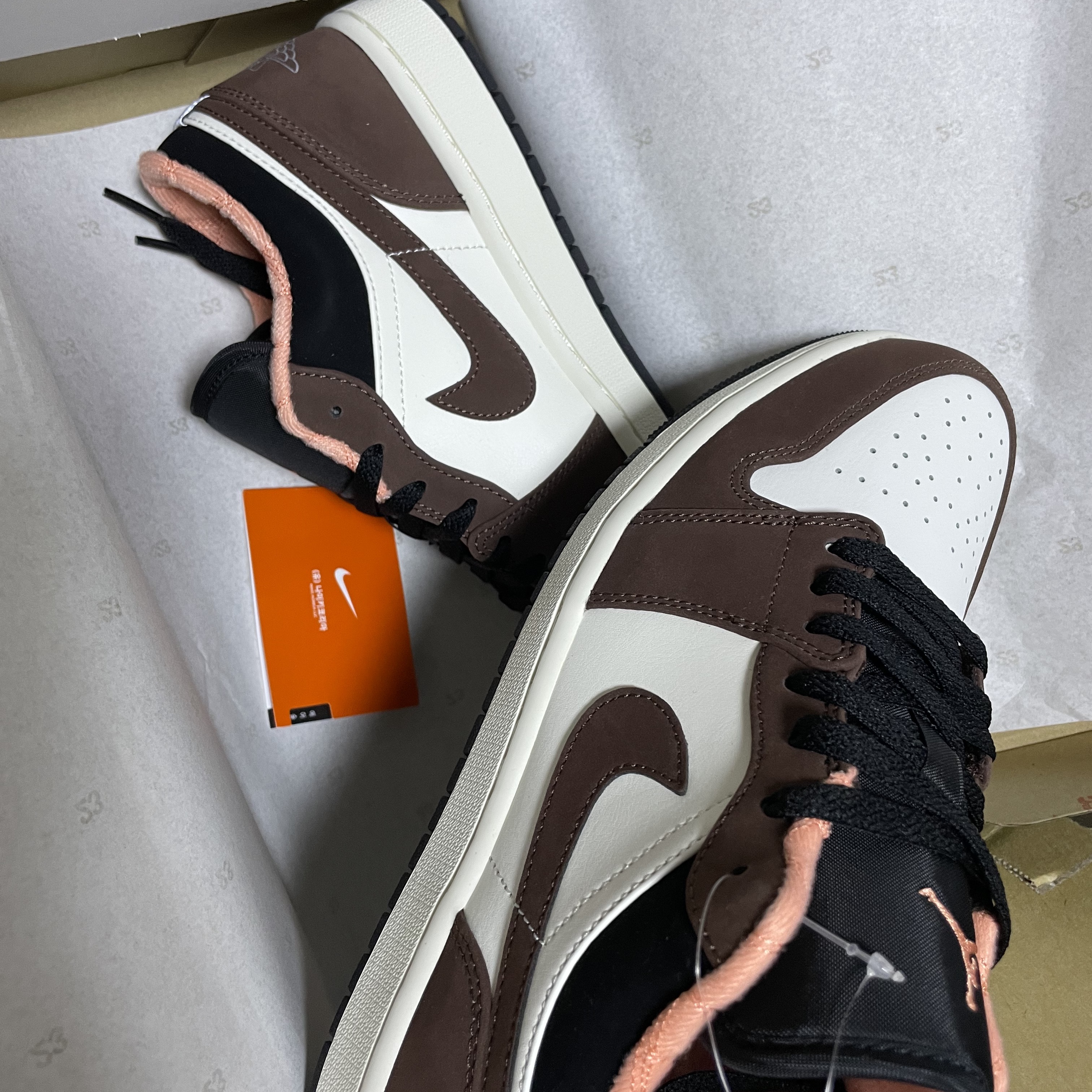 Jordan 1 Low SE Chocolate Bliss, Nike x Sacai x Clot LDWaffle Cool Grey 착용 스타일 - 1