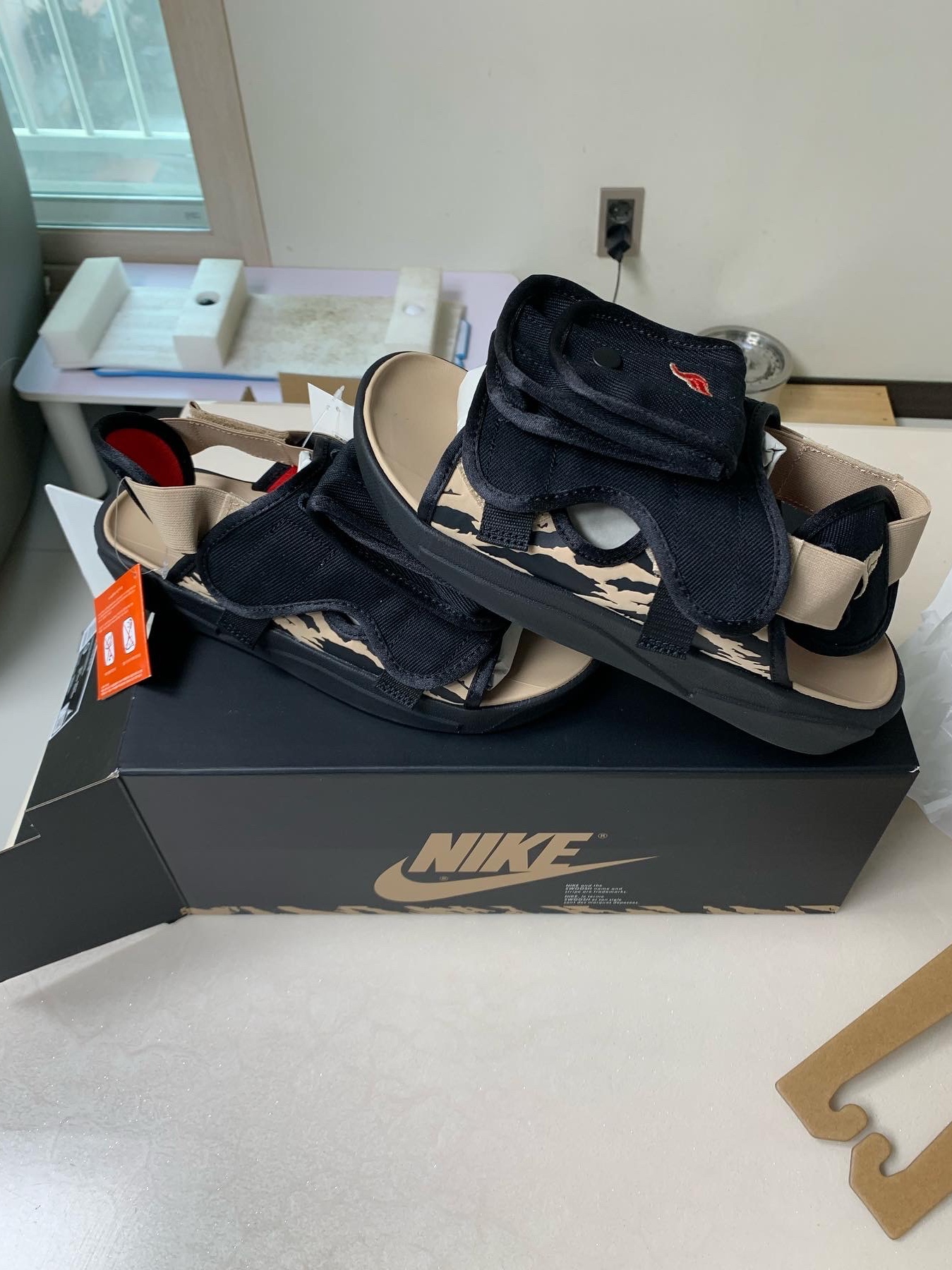 Jordan x SoleFly LS Slide SP Black and Sport Red 착용 스타일 - 1