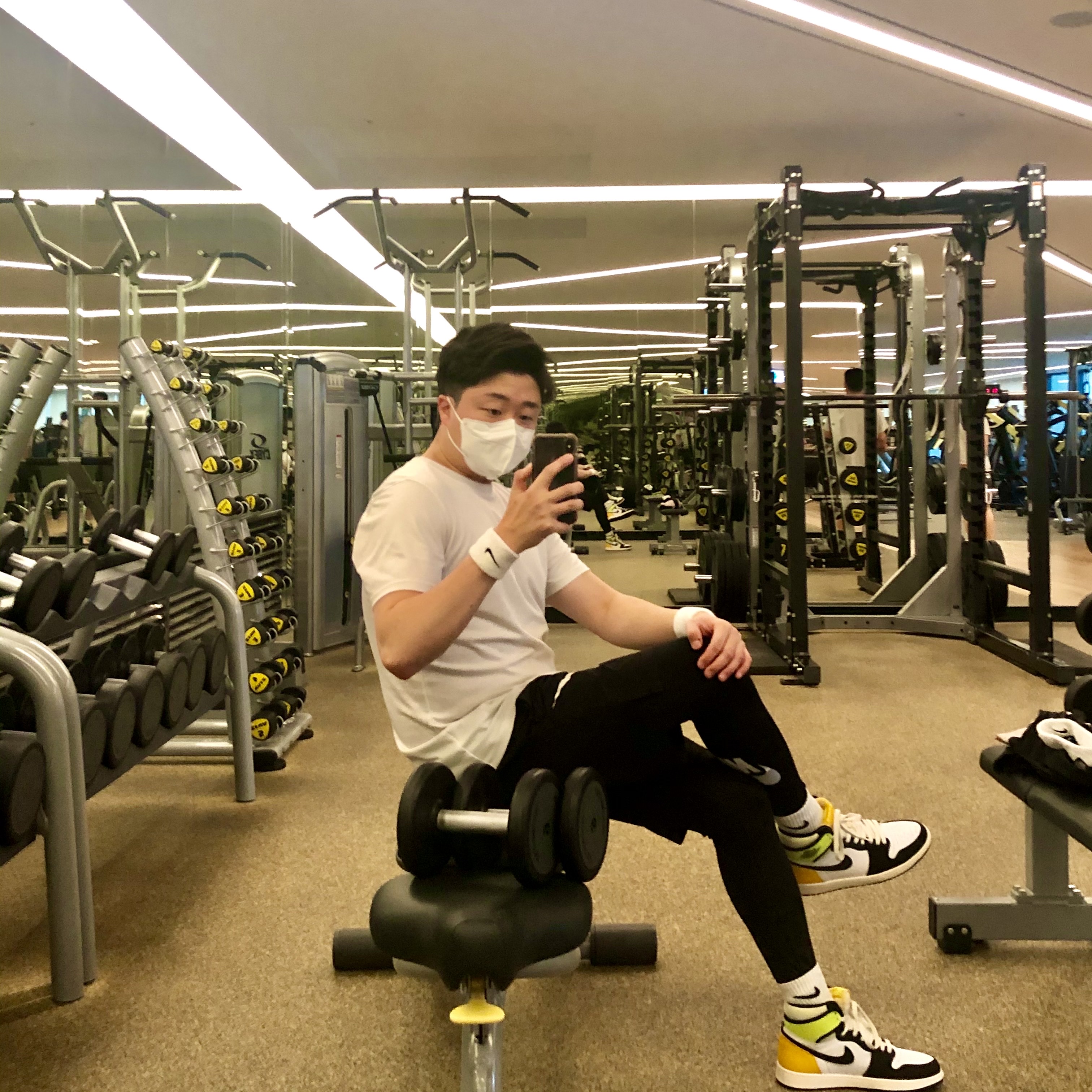 Jordan 1 Retro High OG Volt Gold 착용 스타일