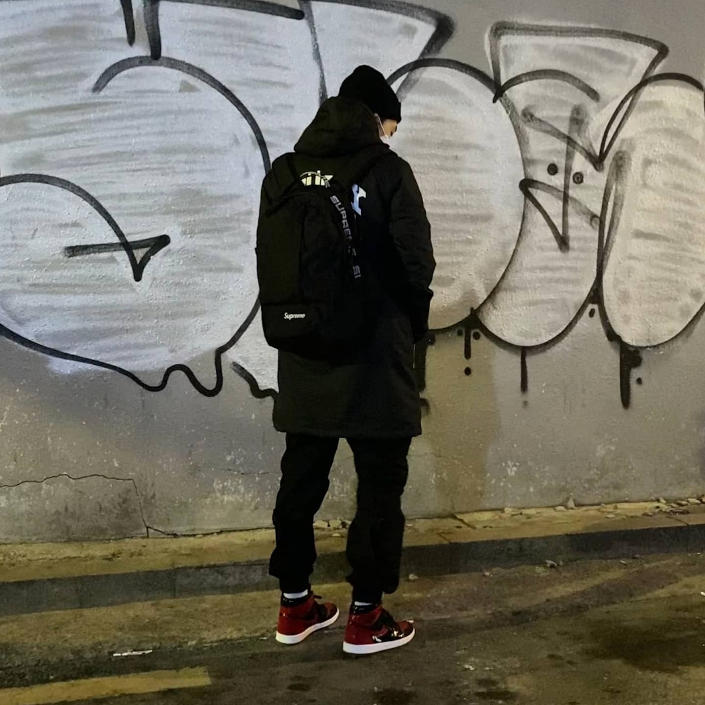 Supreme Backpack Black - 18SS, Jordan 1 Retro High OG Patent Bred 착용 스타일 - 1