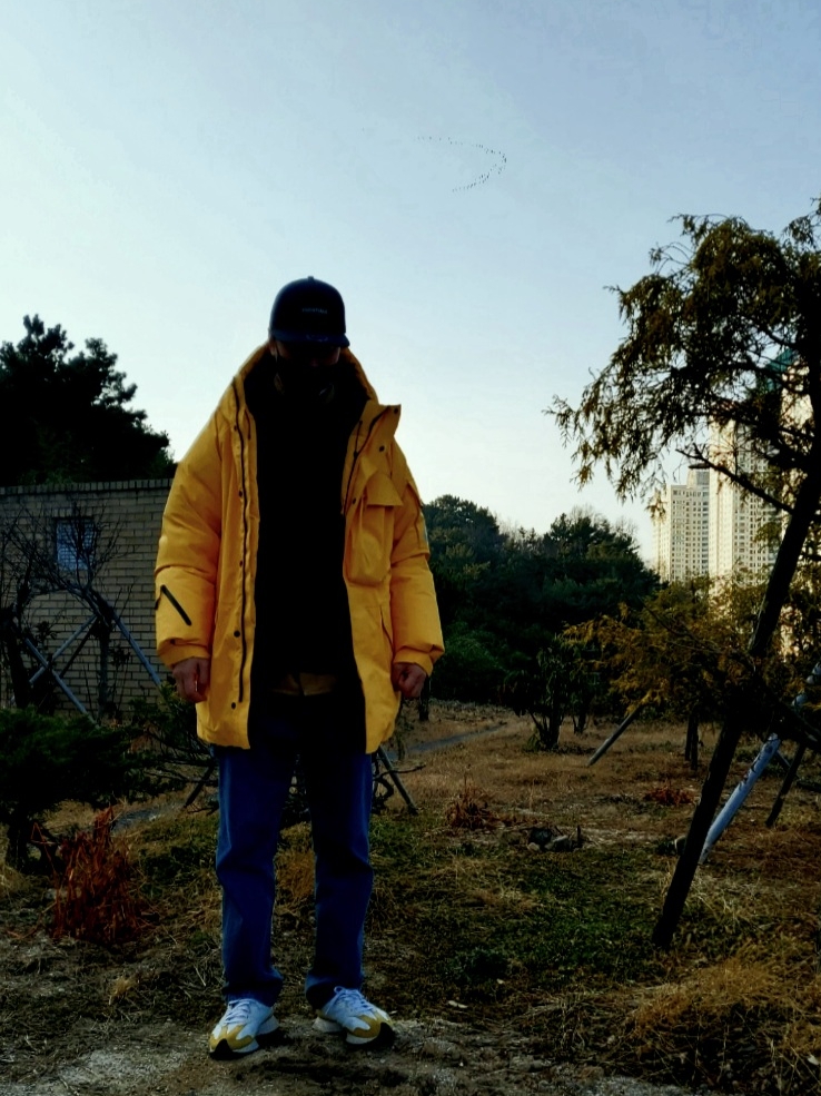 Palace Gore-Tex Arctic Cargo Parka Marigold - 21FW, New Balance 327 Primary Pack Yellow 착용 스타일 - 2