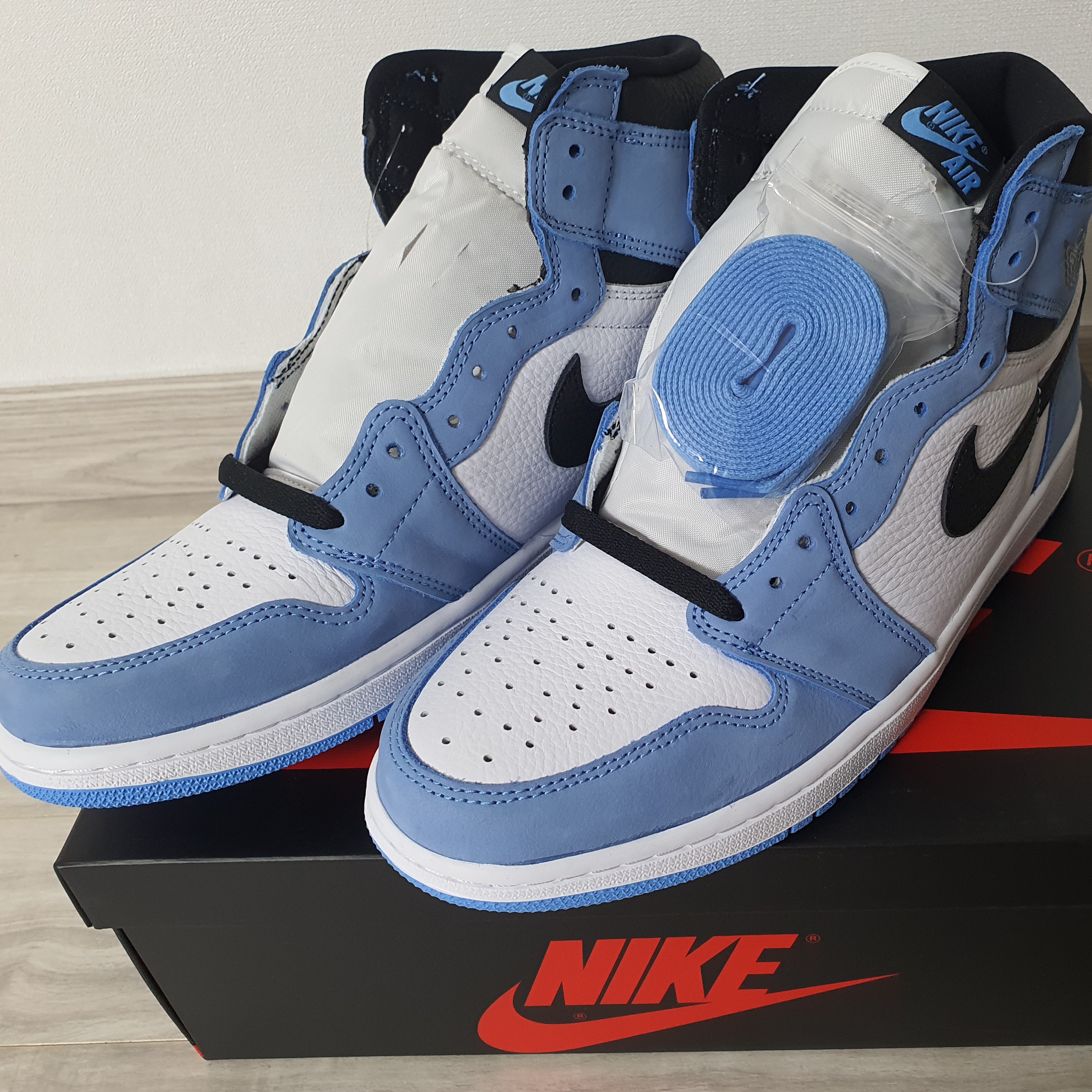 Jordan 1 Retro High OG University Blue 착용 스타일 - 1