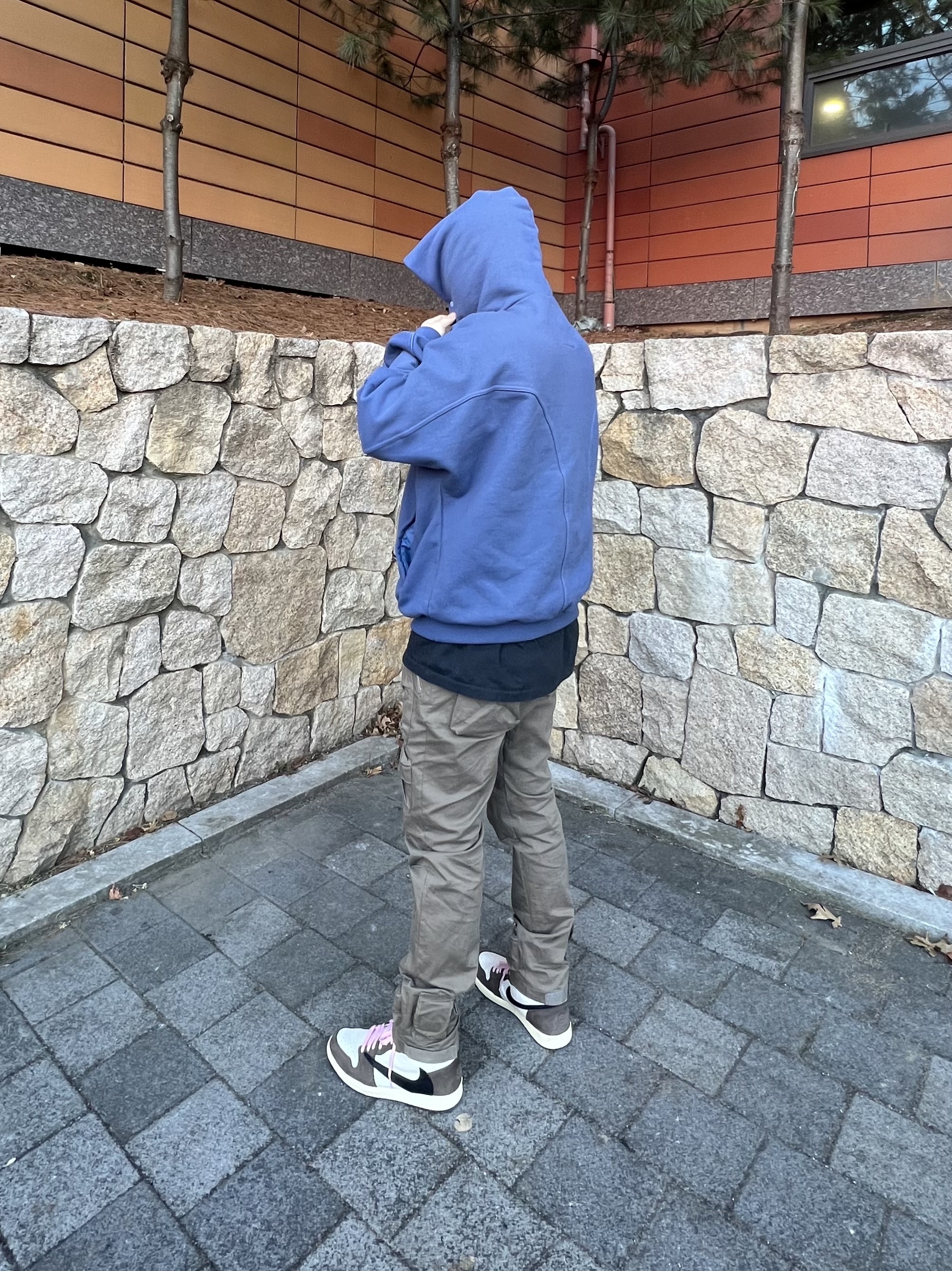 Jordan 1 x Travis Scott Retro High OG SP Mocha 착용 스타일 - 2