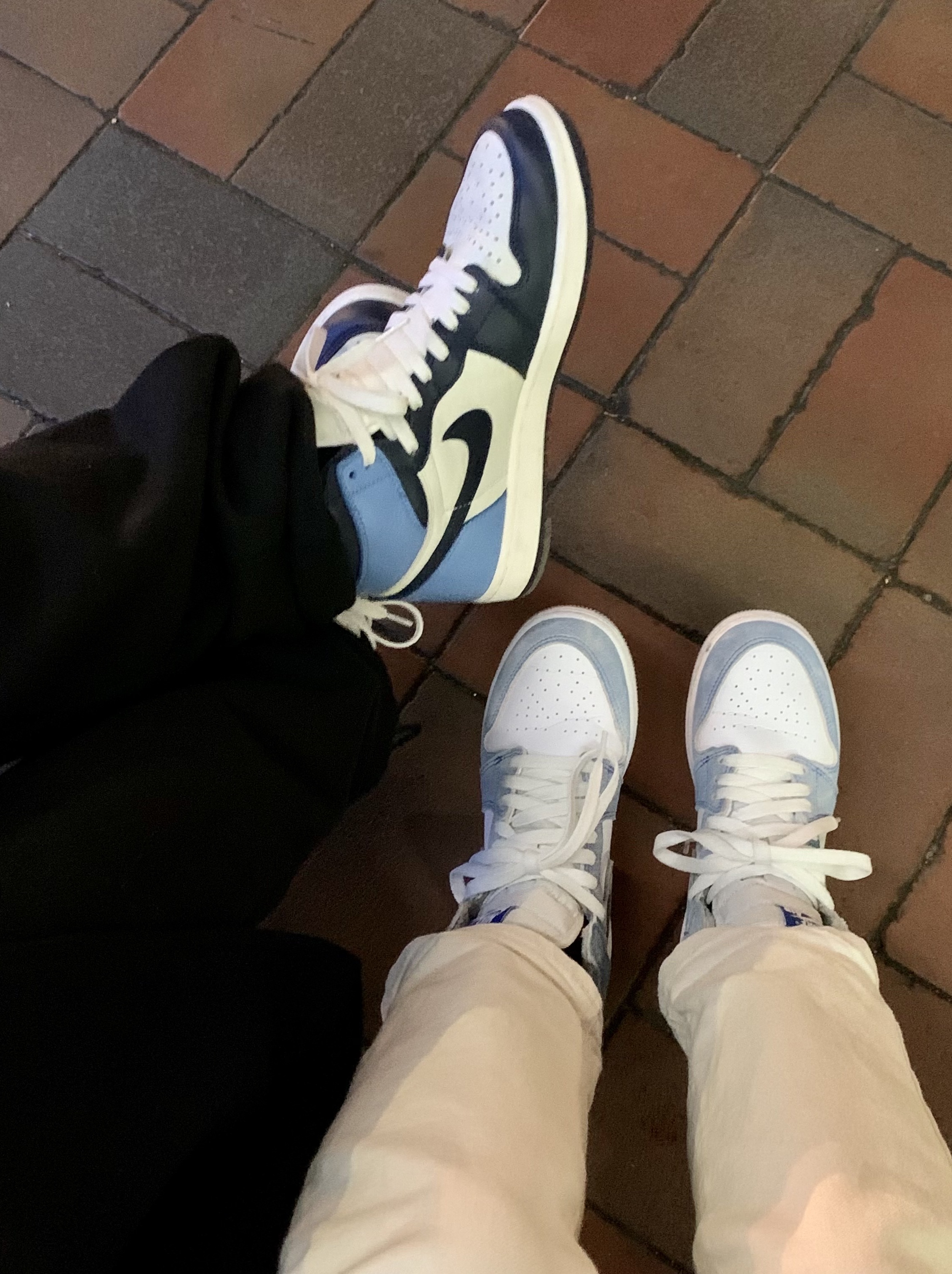 Jordan 1 Retro High Obsidian UNC, Essentials The Core Collection Pullover Hoodie Black 착용 스타일 - 3