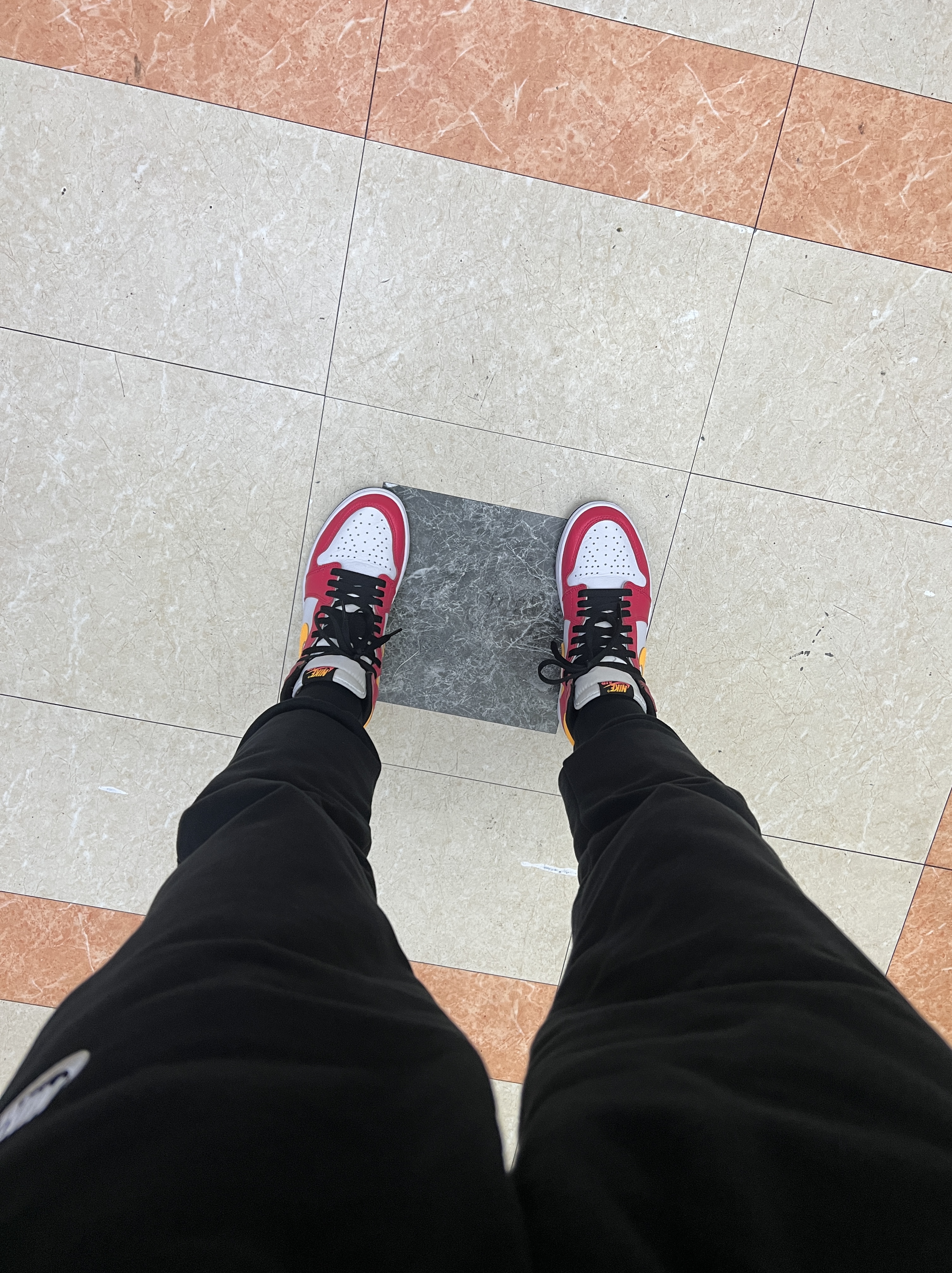 Jordan 1 Retro High OG Light Fusion Red 착용 스타일 - 1