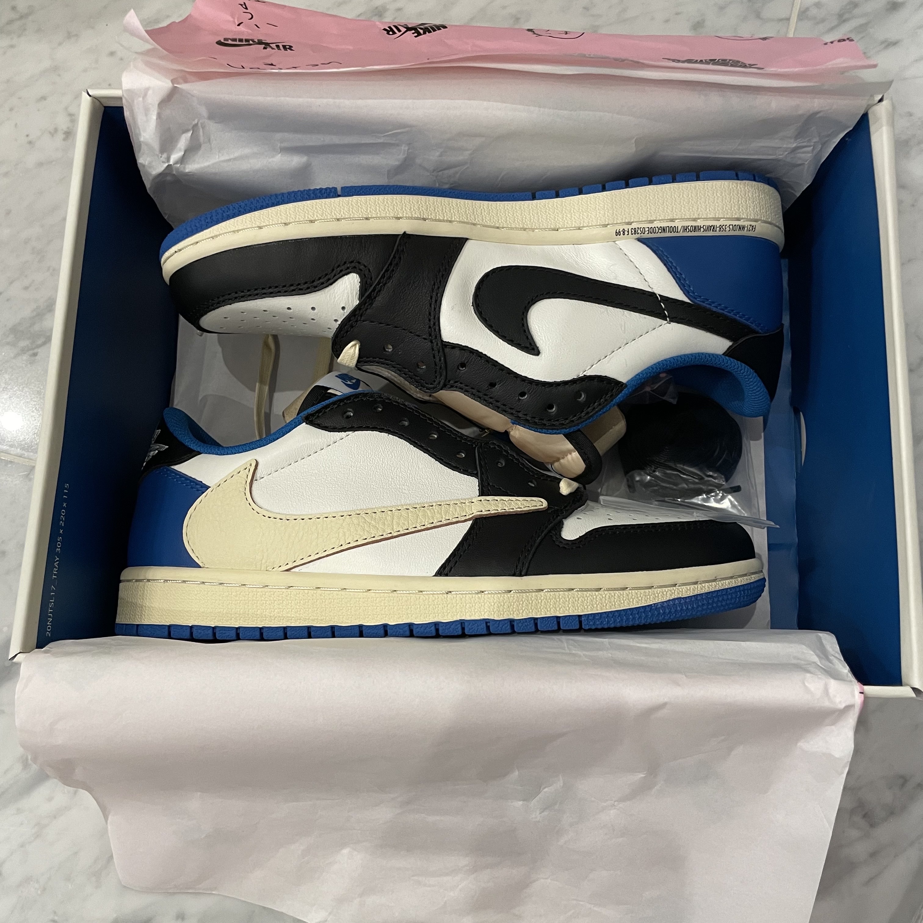 Jordan 1 x Travis Scott x Fragment Retro Low OG SP Military Blue 착용 스타일