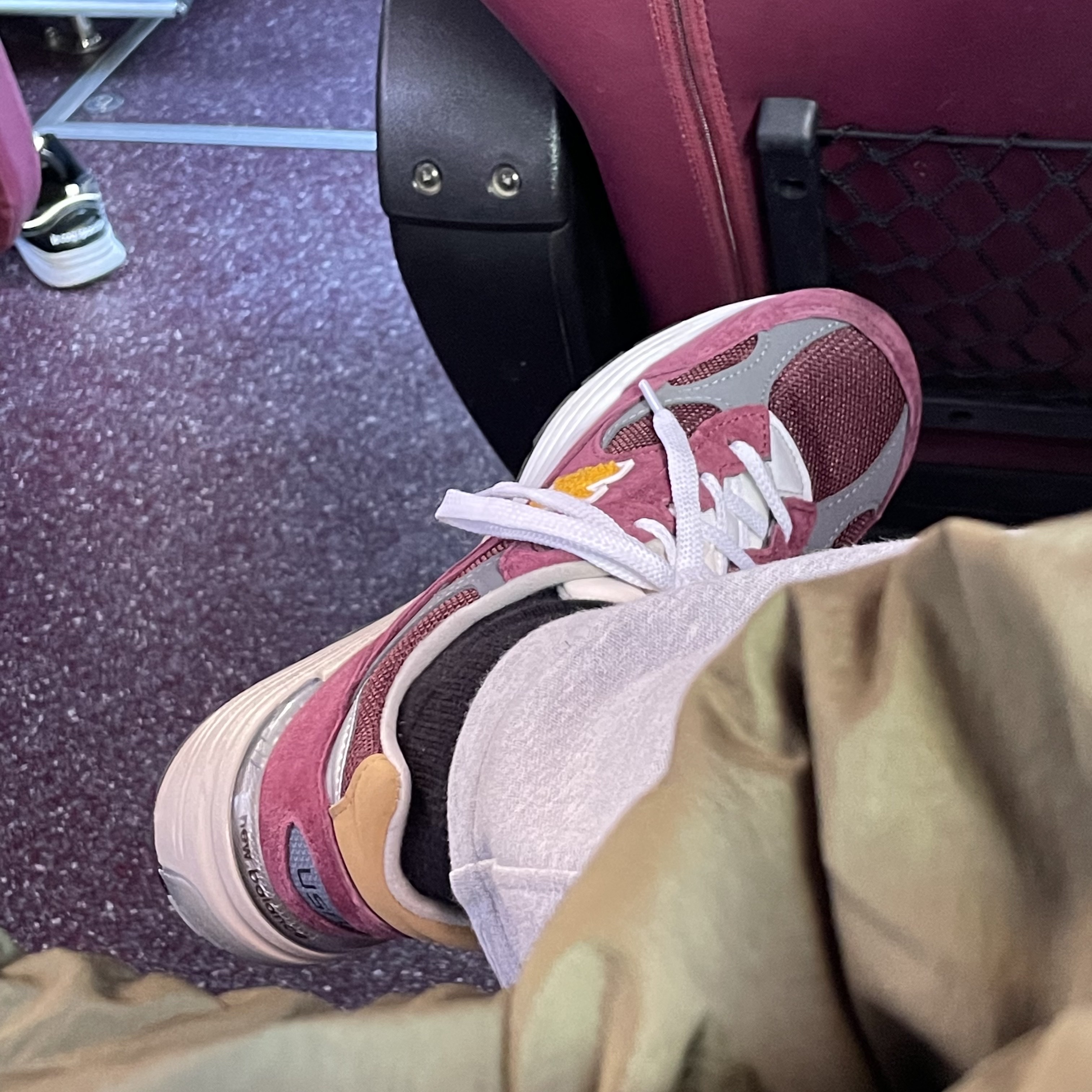 New Balance 992 Made in USA Burgundy Gold 착용 스타일