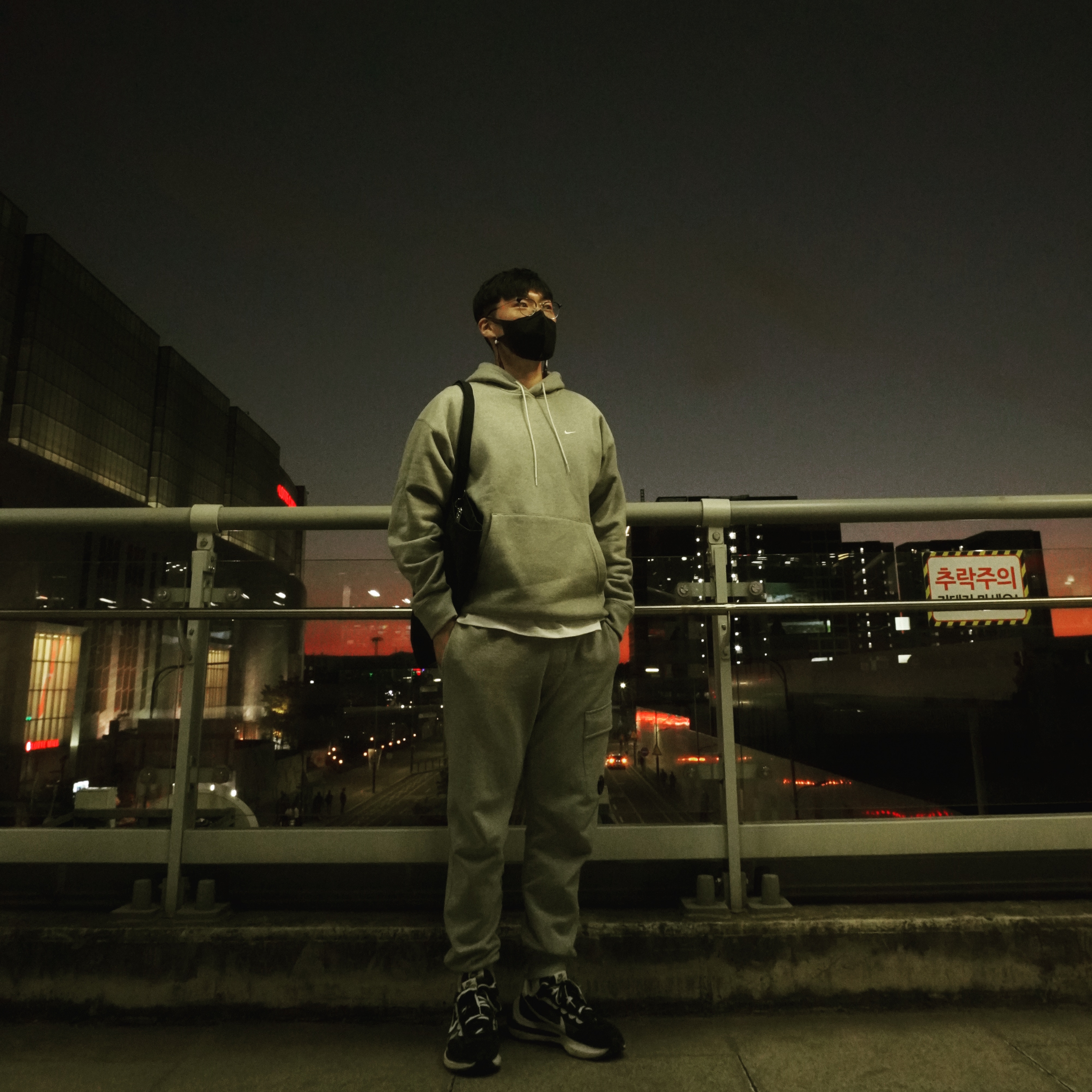 Nike x Sacai VaporWaffle Black White, Nike NRG Solo Swoosh Fleece Hoodie Dark Grey Heather - US/EU 착용 스타일