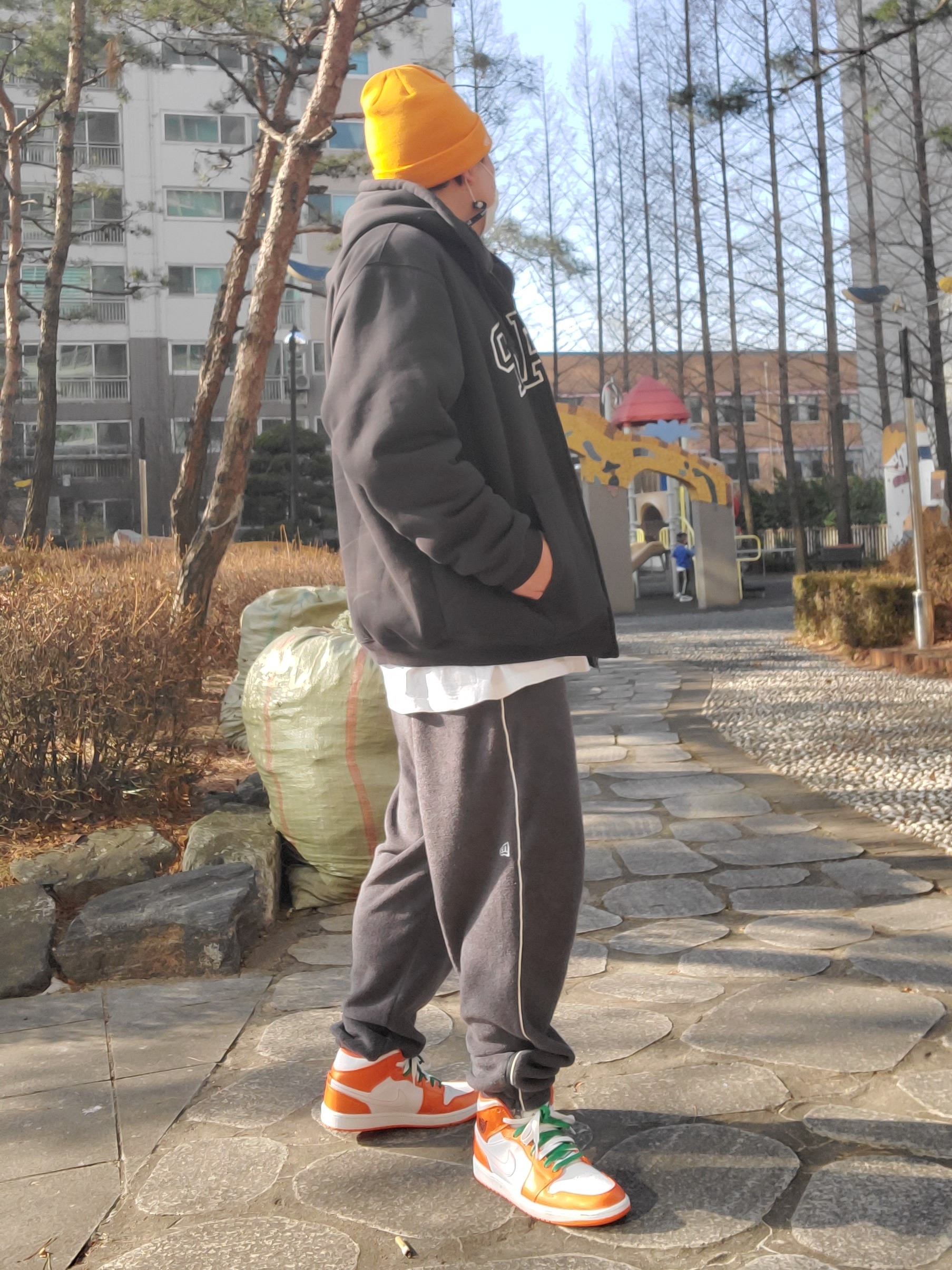 Jordan 1 Mid SE Electro Orange 착용 스타일