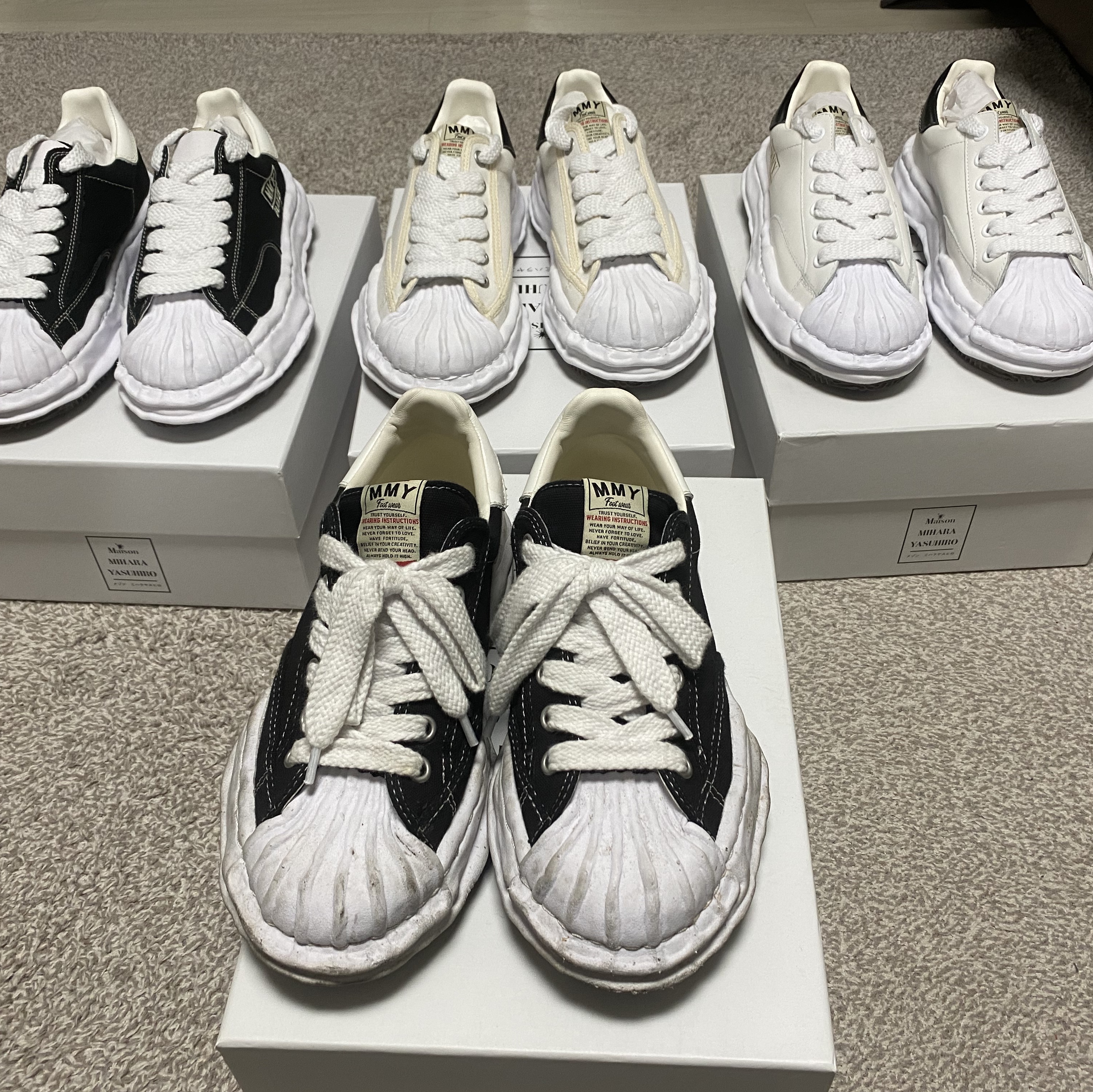 Maison Mihara Yasuhiro Blakey OG Sole Canvas Low-top Sneakers Black, Maison Mihara Yasuhiro Blakey OG Sole Canvas Low-top Sneakers Black White 착용 스타일 - 1