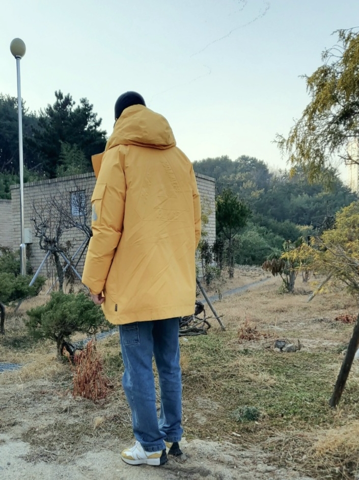 Palace Gore-Tex Arctic Cargo Parka Marigold - 21FW, New Balance 327 Primary Pack Yellow 착용 스타일 - 1