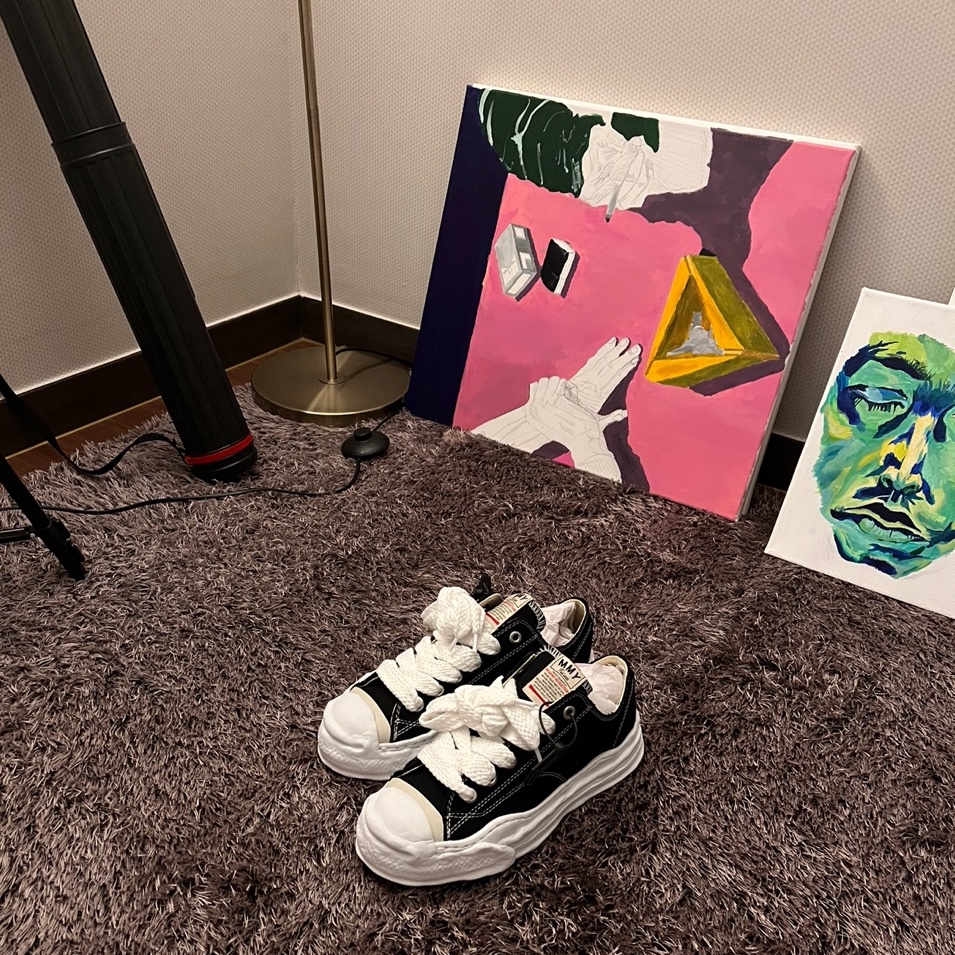 Maison Mihara Yasuhiro Hank OG Sole Canvas Low-top Sneakers Black 착용 스타일 - 1