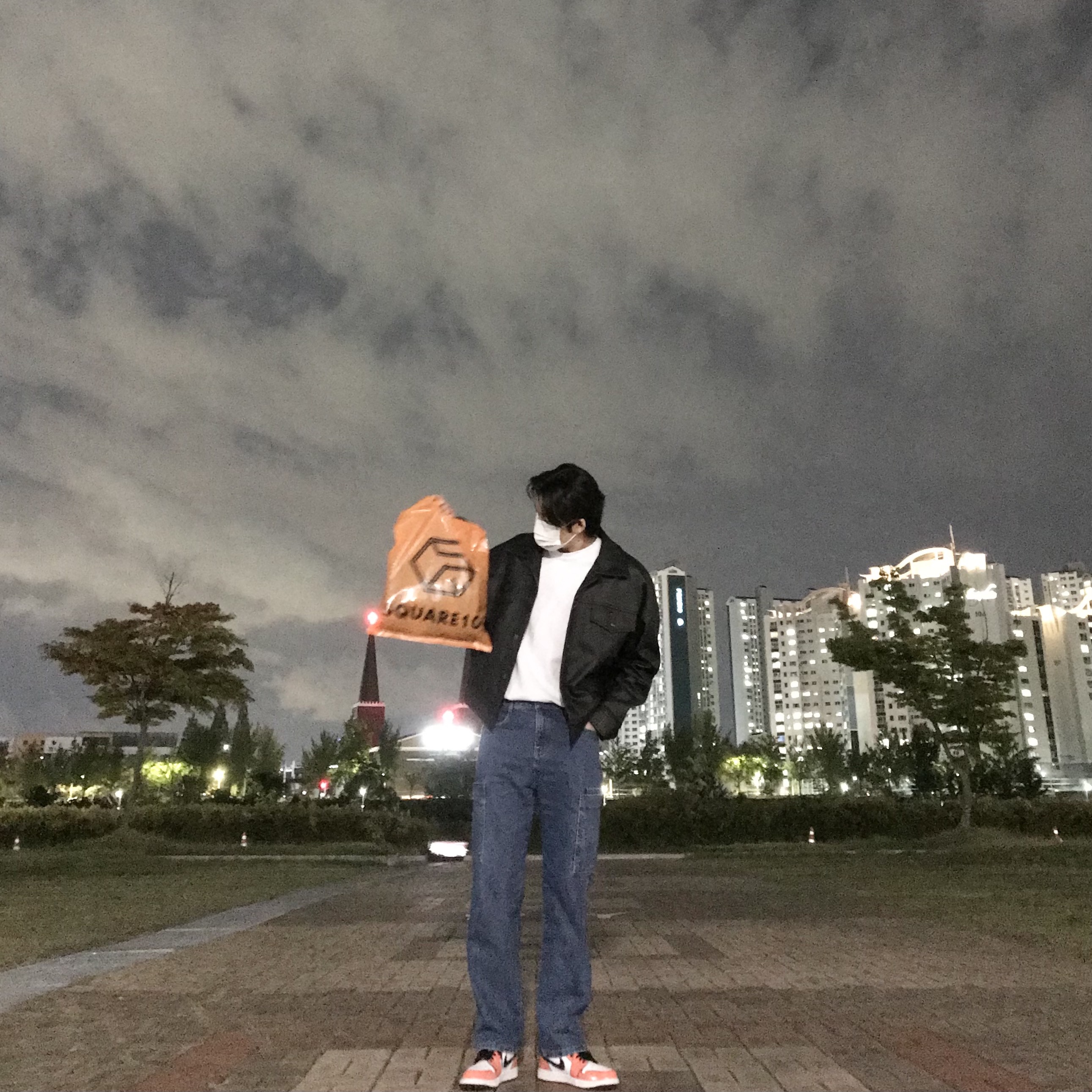 Jordan 1 Mid SE Turf Orange 착용 스타일 - 1