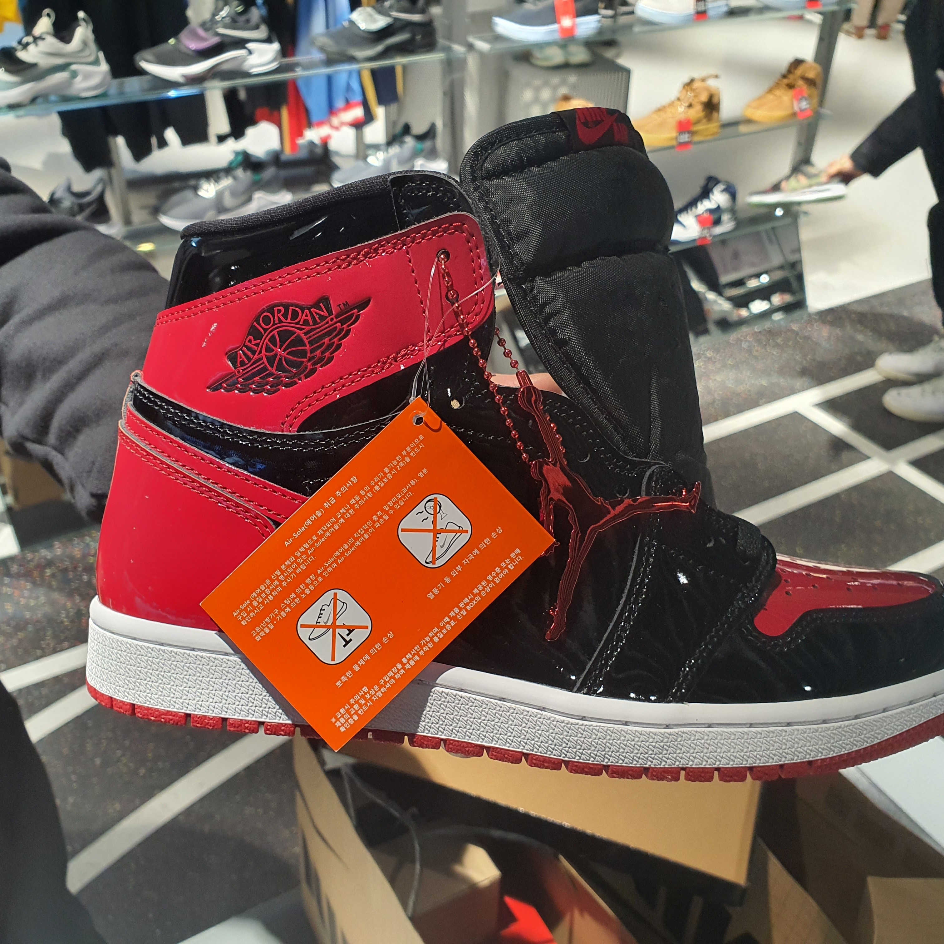 Jordan 1 Retro High OG Patent Bred 착용 스타일 - 5