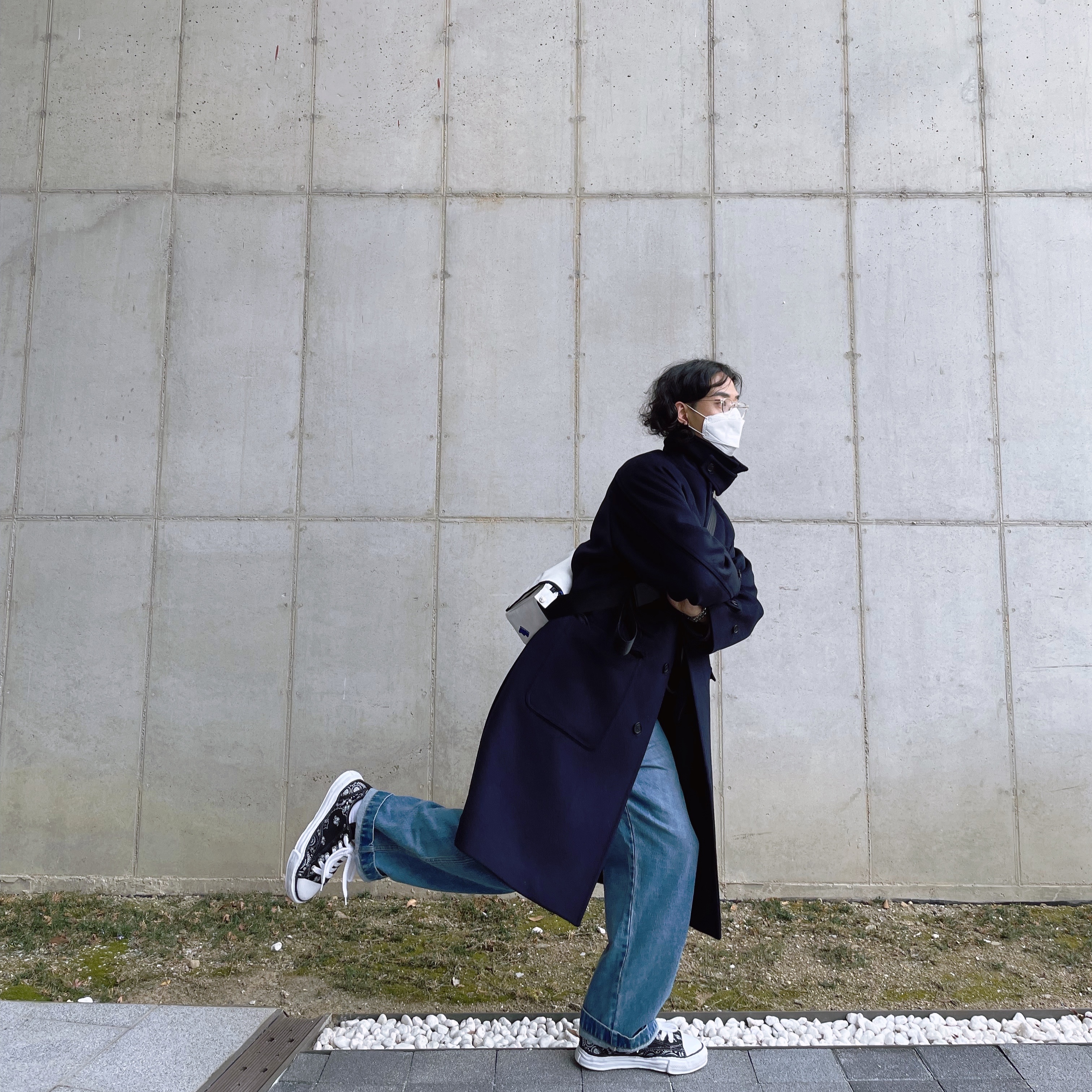 Maison Mihara Yasuhiro Peterson OG Sole Canvas Bandana Low-top Sneakers Black, Ader Error Trace Admore Crossbody Bag White 착용 스타일 - 3