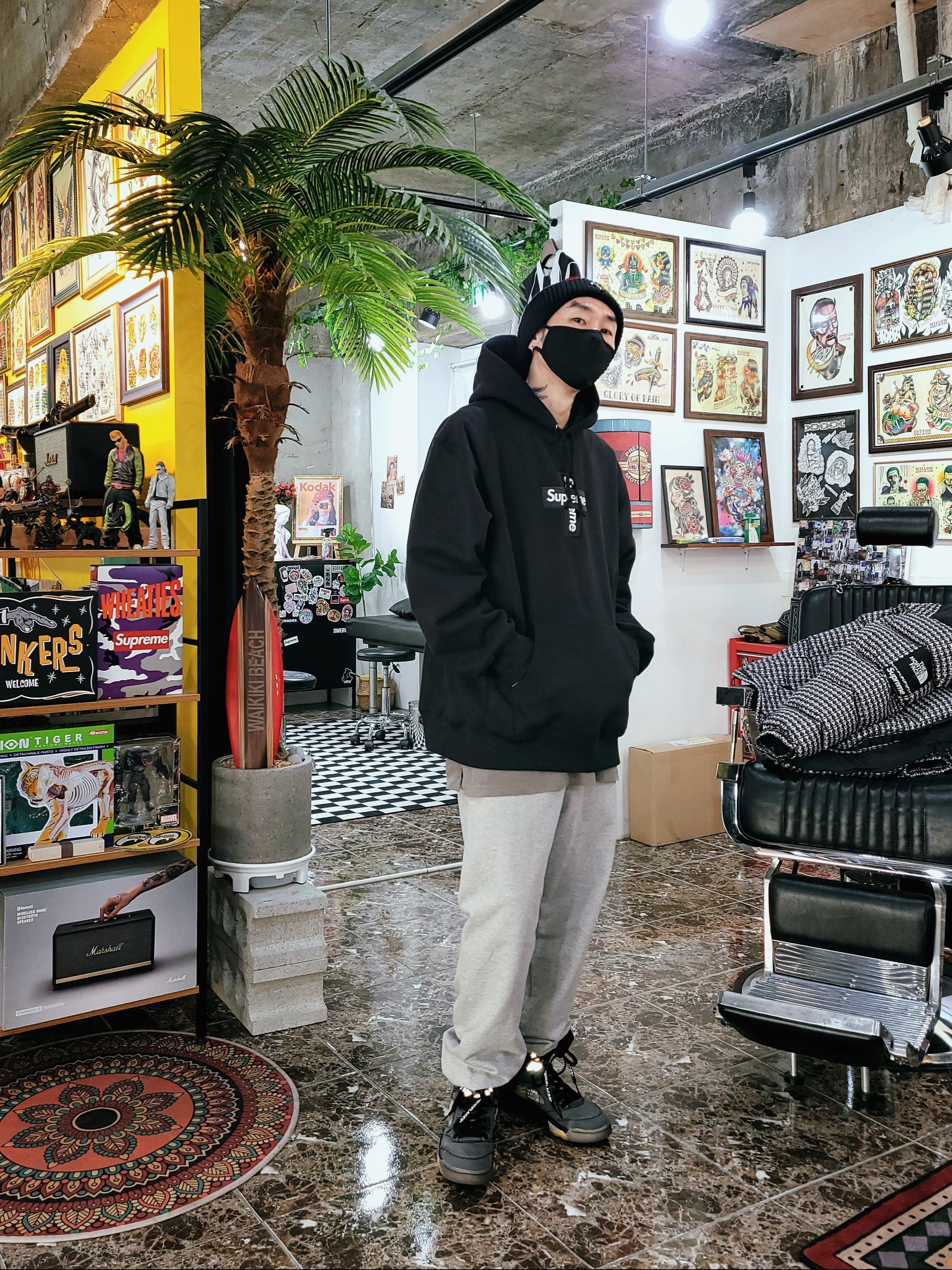 Supreme Cross Box Logo Hooded Sweatshirt Black - 20FW, Jordan 5 x Off-White Retro SP Black Muslin 착용 스타일