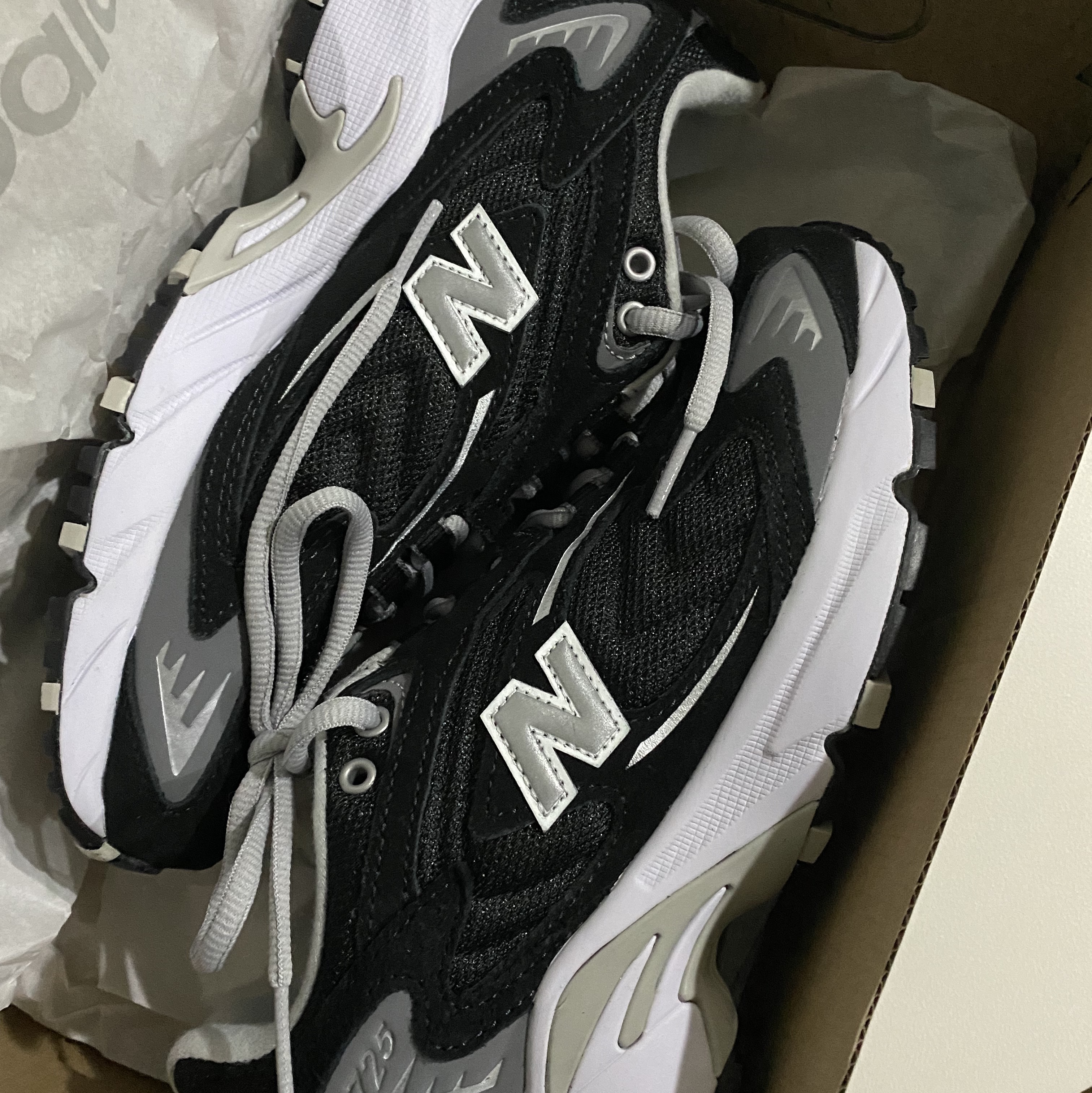 New Balance 725 Black 착용 스타일