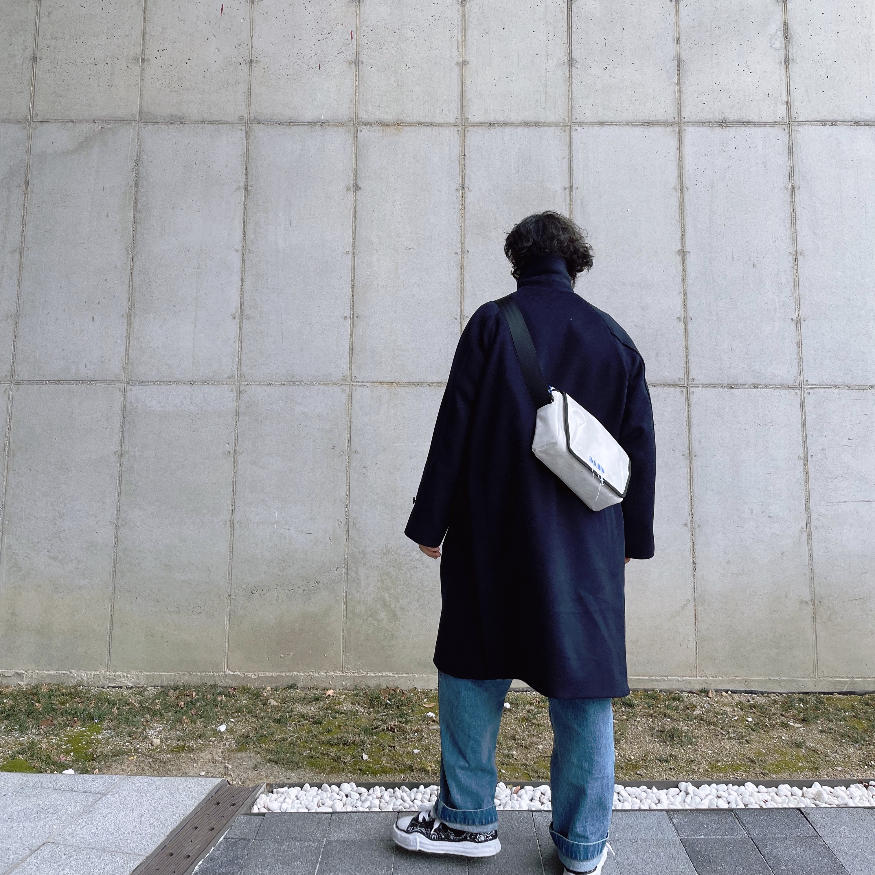 Maison Mihara Yasuhiro Peterson OG Sole Canvas Bandana Low-top Sneakers Black, Ader Error Trace Admore Crossbody Bag White 착용 스타일 - 2