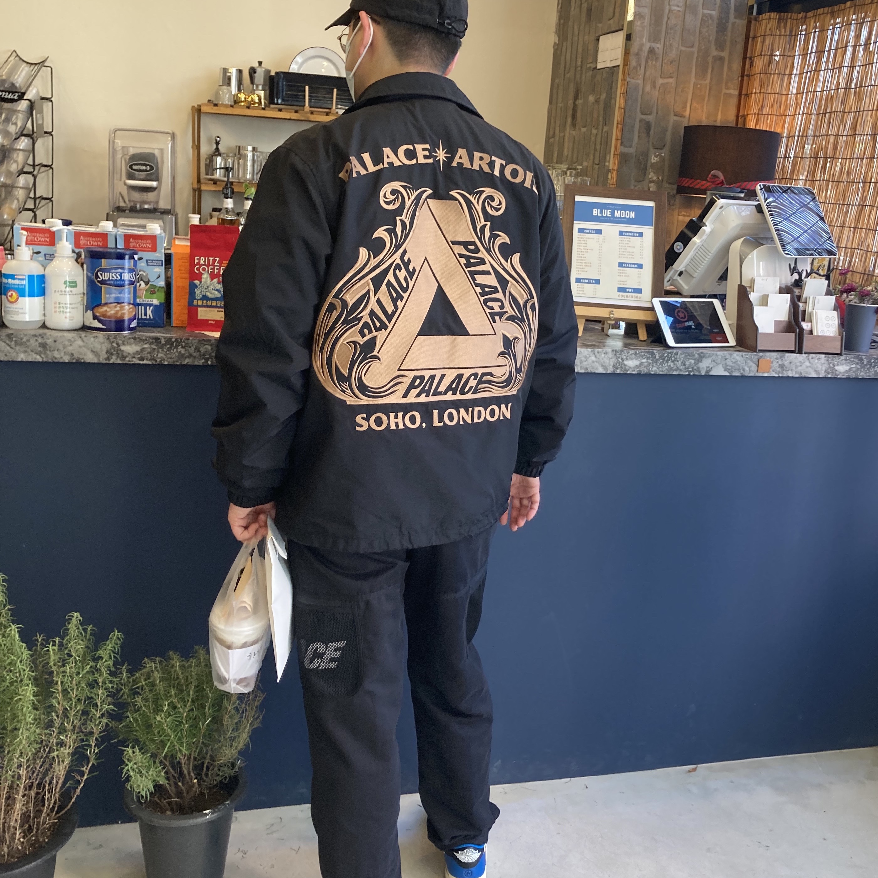 Palace x Stella Artois Coach Jacket Black - 21FW, Palace Mesh Pocket Shell Pants Black - 21SS 착용 스타일 - 1