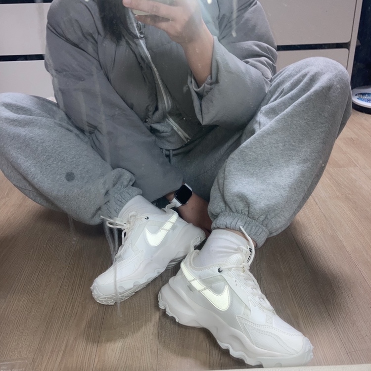 (W) Nike TC 7900 Summit White 착용 스타일