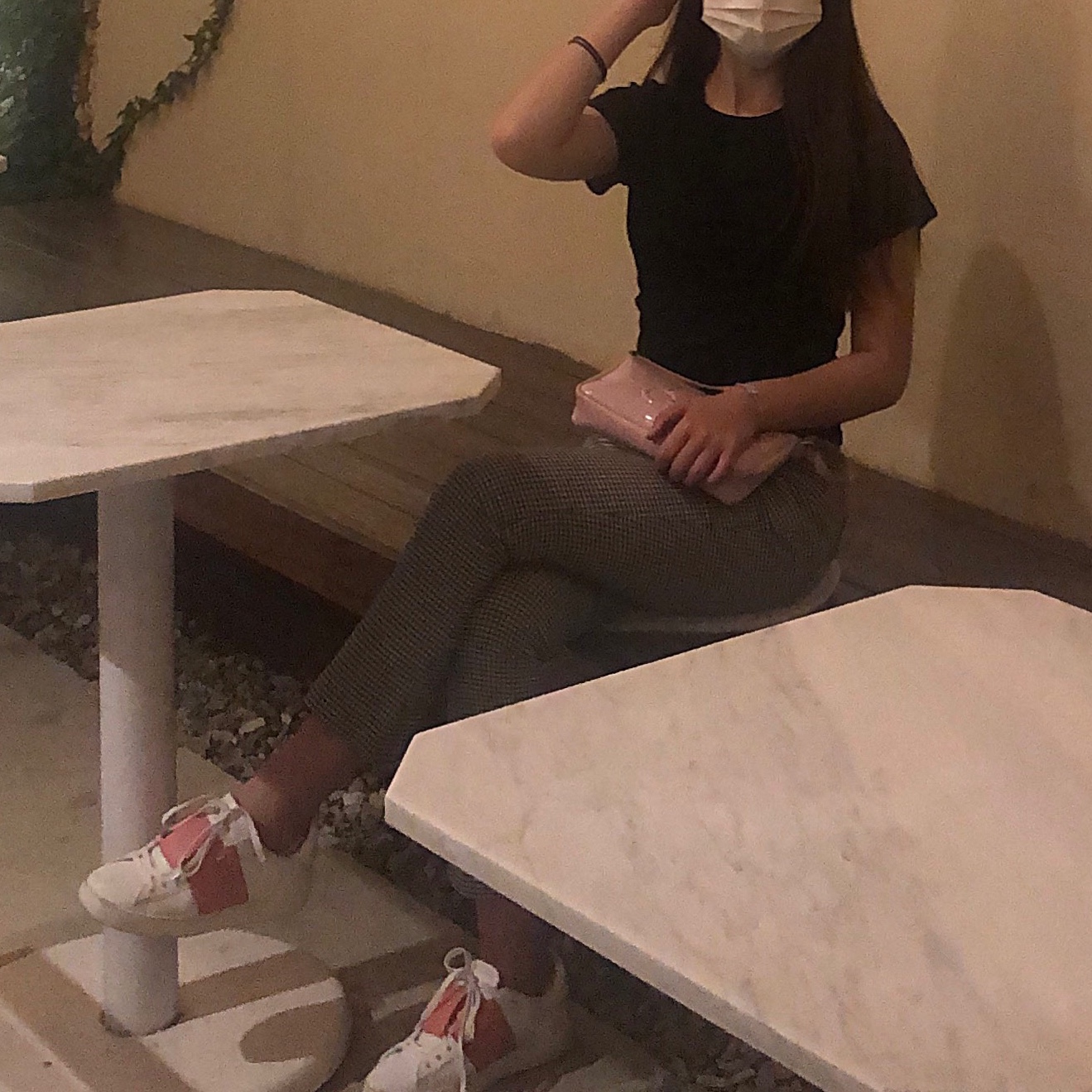 Valentino Calfskin Open Leather Sneakers White Black 착용 스타일 - 2