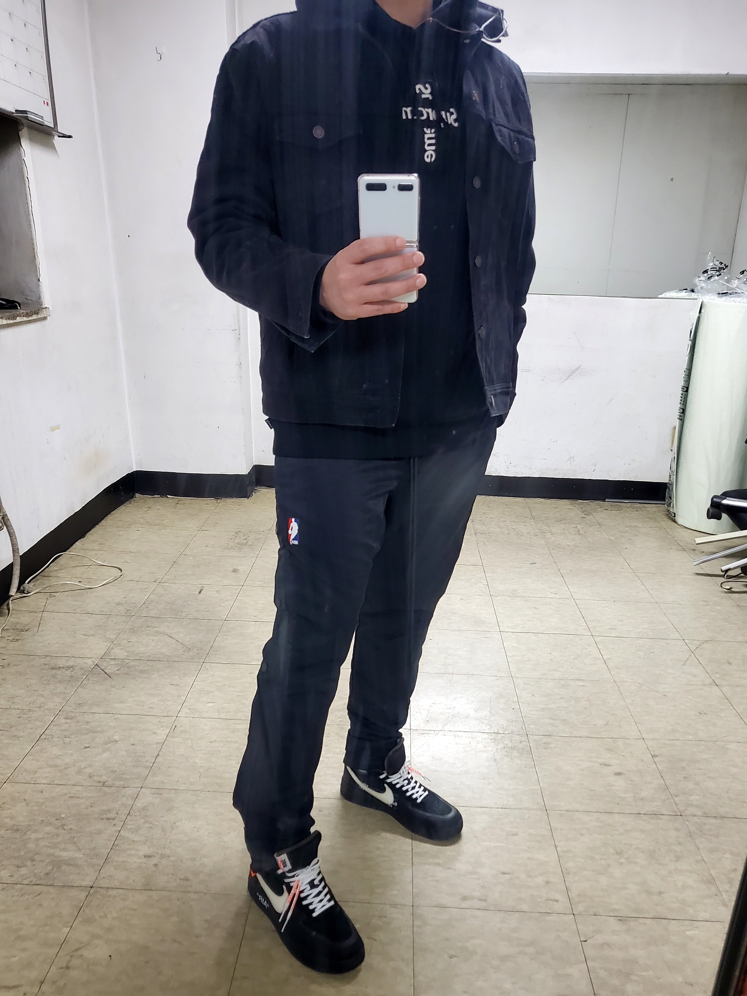 Nike x Fear of God Warm Up Pants Off Noir, Supreme x New York Yankees Denim Trucker Jacket Washed Black - 21FW 착용 스타일 - 2